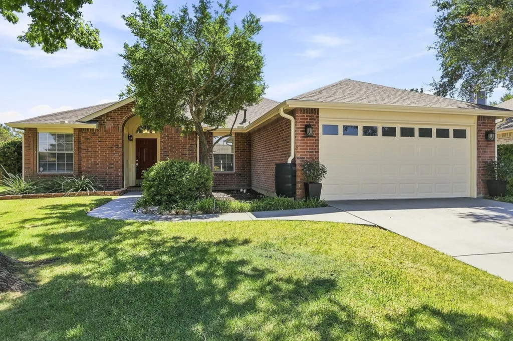 Single Family Residence For Sale in Tarrant County , 817 Redding Drive, Saginaw, Texas 76131, 3 Bedroom, 2 Bathroom, 2 Garage spaces, 1,663 Sqft, built in 1995, mls#21377744, Real Estate Agent in Saginaw, Homes For Sale in Tarrant county, Homes For Sale in Saginaw, Realtor in Saginaw Texas, Real Estate Brokerage Independent Realty Texas, Luminita Cordes Realtor