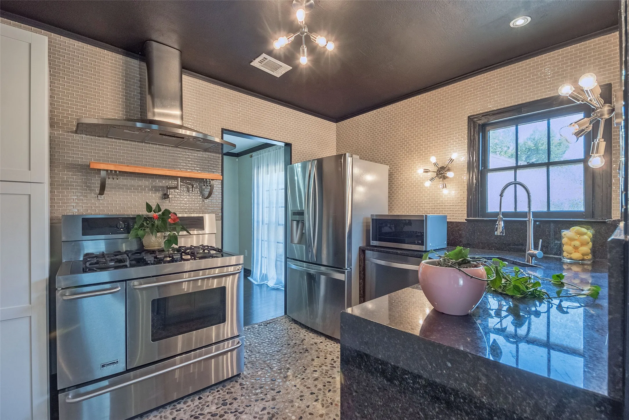 Single Family Residence For Rent in Dallas County , 2014 Rugged Drive, Dallas, Texas 75224, 2 Bedroom, 1 Bathroom, 2 Garage spaces, 1,222 Sqft, built in 1952, mls#21377425, Real Estate Agent in Dallas, Homes For Rent in Dallas county, Homes For Rent in Dallas, Realtor in Dallas Texas, Real Estate Brokerage Independent Realty Texas, Luminita Cordes Realtor