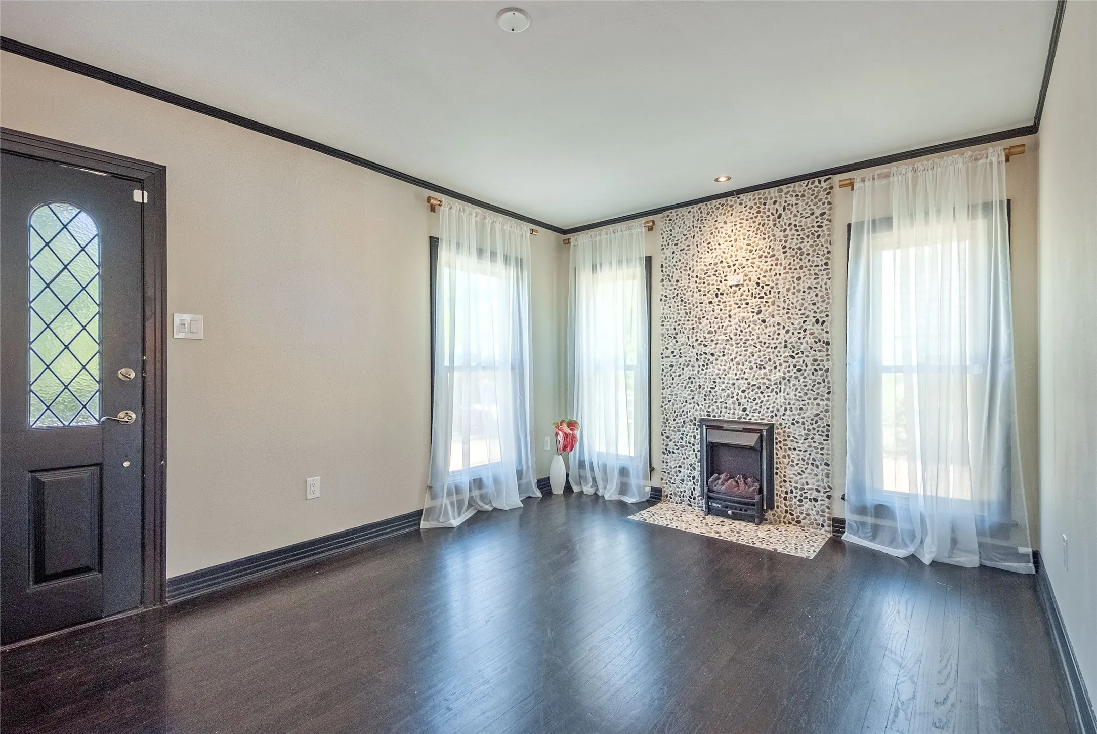 Single Family Residence For Rent in Dallas County , 2014 Rugged Drive, Dallas, Texas 75224, 2 Bedroom, 1 Bathroom, 2 Garage spaces, 1,222 Sqft, built in 1952, mls#21377425, Real Estate Agent in Dallas, Homes For Rent in Dallas county, Homes For Rent in Dallas, Realtor in Dallas Texas, Real Estate Brokerage Independent Realty Texas, Luminita Cordes Realtor