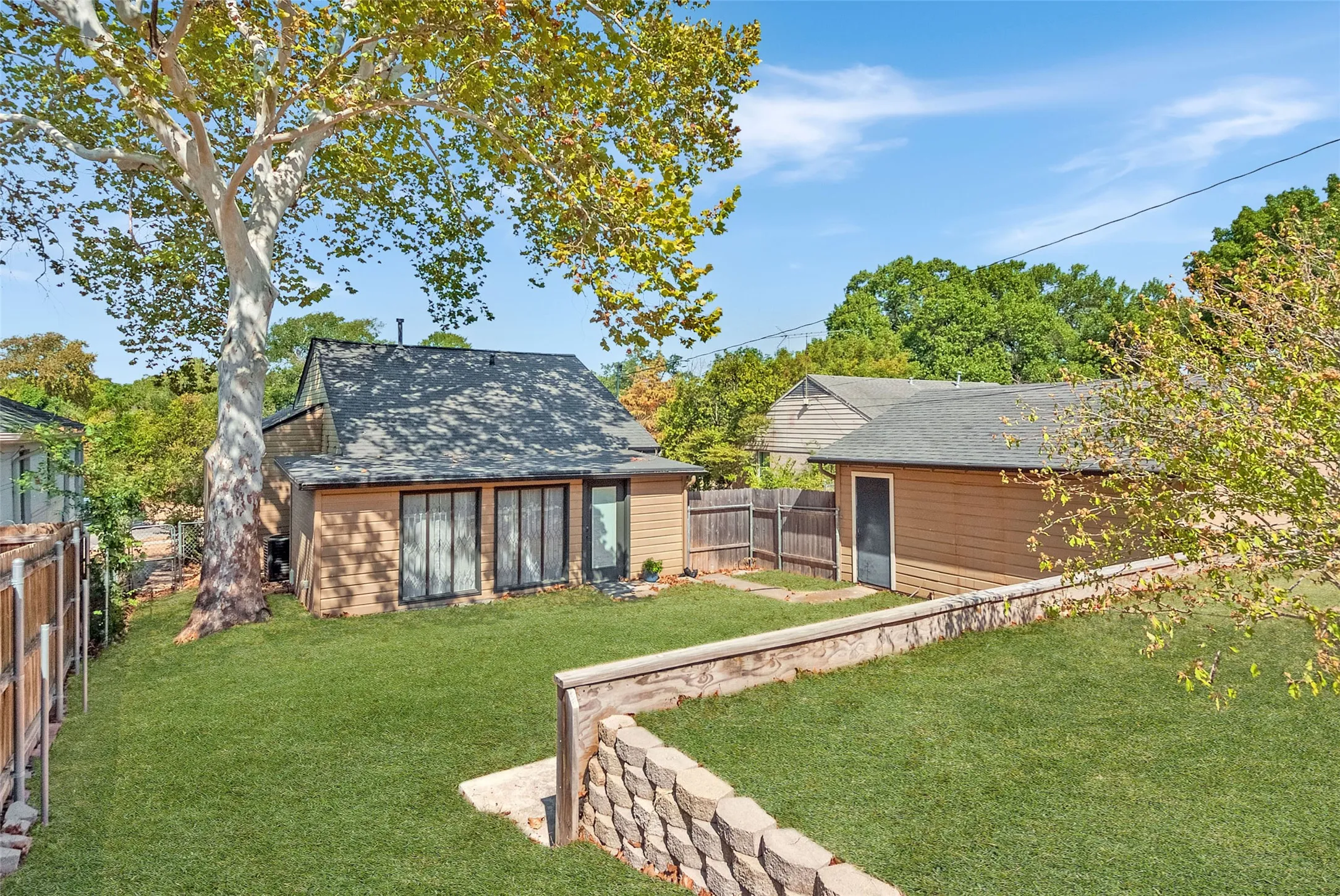 Single Family Residence For Rent in Dallas County , 2014 Rugged Drive, Dallas, Texas 75224, 2 Bedroom, 1 Bathroom, 2 Garage spaces, 1,222 Sqft, built in 1952, mls#21377425, Real Estate Agent in Dallas, Homes For Rent in Dallas county, Homes For Rent in Dallas, Realtor in Dallas Texas, Real Estate Brokerage Independent Realty Texas, Luminita Cordes Realtor