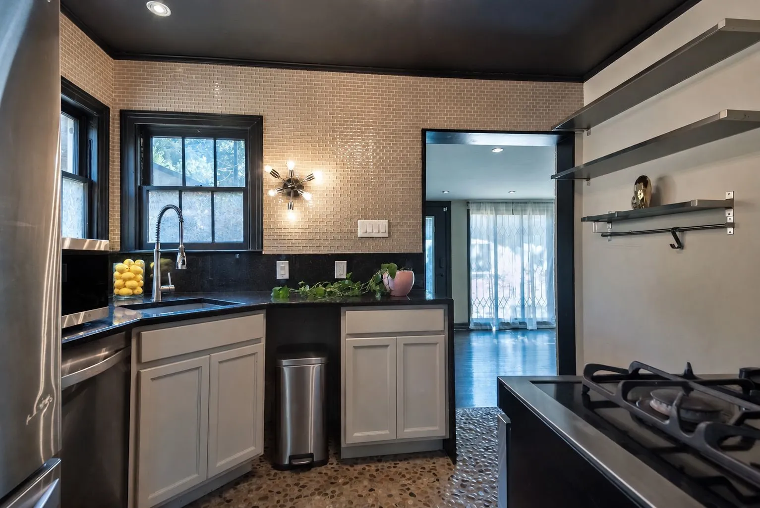Single Family Residence For Rent in Dallas County , 2014 Rugged Drive, Dallas, Texas 75224, 2 Bedroom, 1 Bathroom, 2 Garage spaces, 1,222 Sqft, built in 1952, mls#21377425, Real Estate Agent in Dallas, Homes For Rent in Dallas county, Homes For Rent in Dallas, Realtor in Dallas Texas, Real Estate Brokerage Independent Realty Texas, Luminita Cordes Realtor