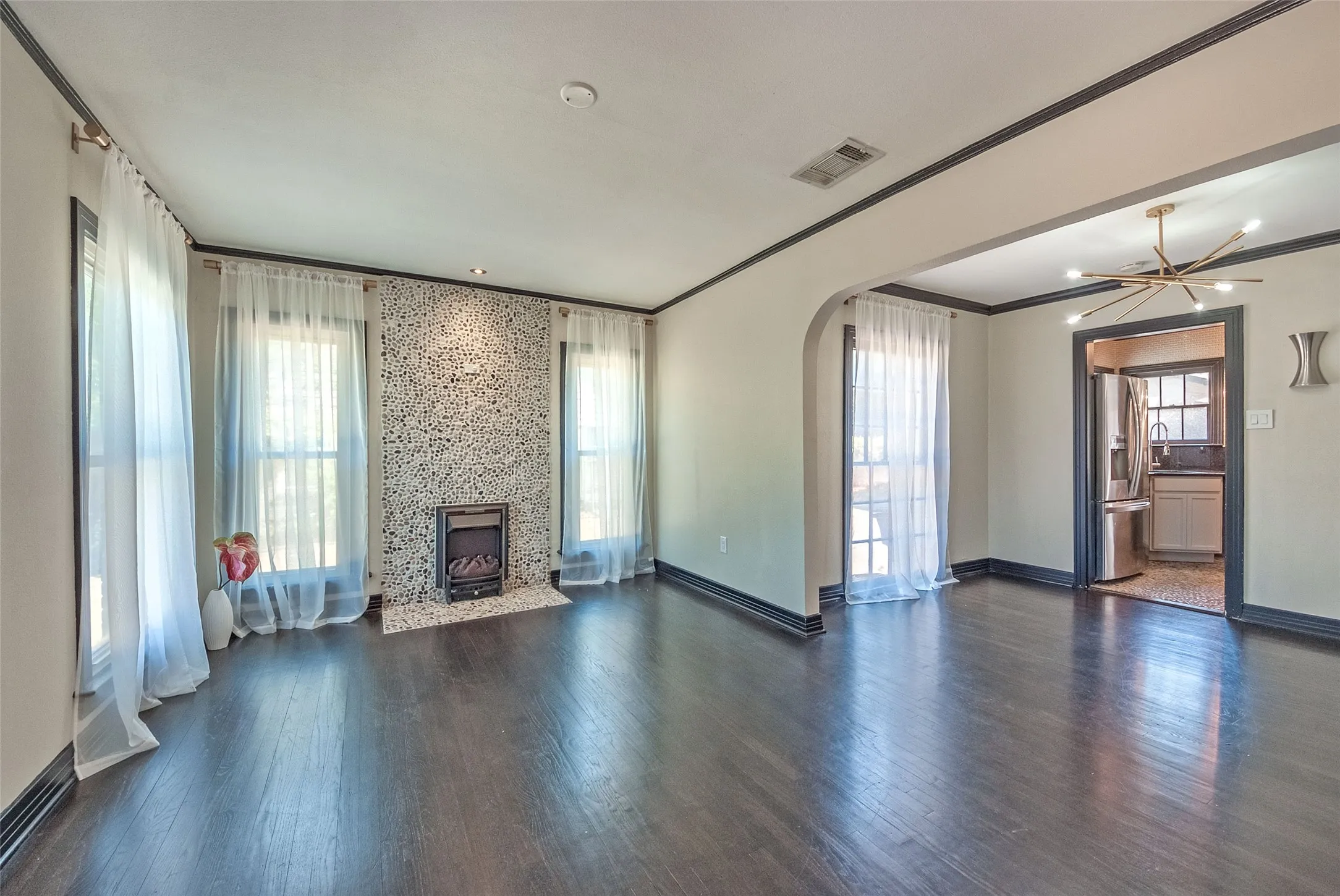 Single Family Residence For Rent in Dallas County , 2014 Rugged Drive, Dallas, Texas 75224, 2 Bedroom, 1 Bathroom, 2 Garage spaces, 1,222 Sqft, built in 1952, mls#21377425, Real Estate Agent in Dallas, Homes For Rent in Dallas county, Homes For Rent in Dallas, Realtor in Dallas Texas, Real Estate Brokerage Independent Realty Texas, Luminita Cordes Realtor