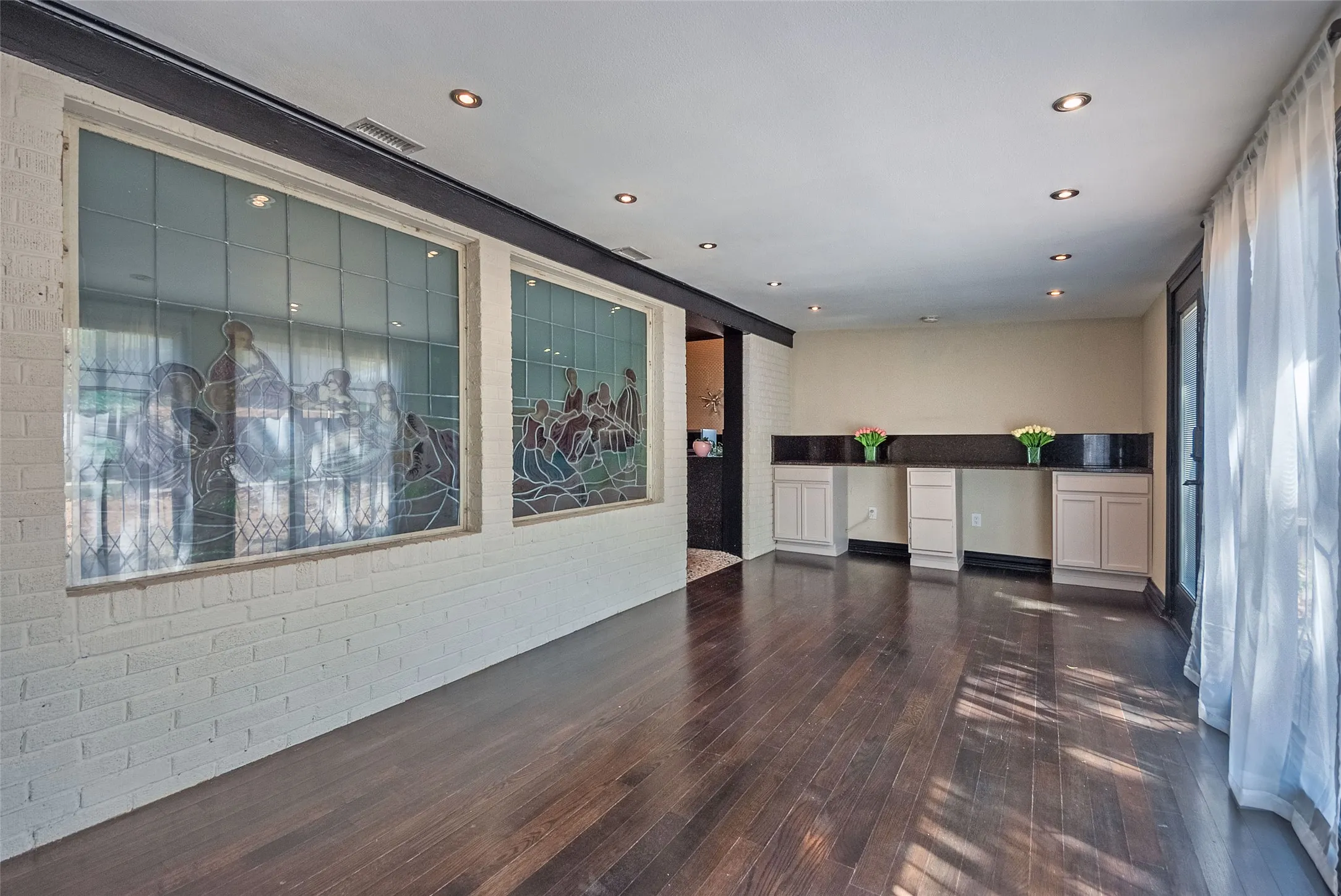 Single Family Residence For Rent in Dallas County , 2014 Rugged Drive, Dallas, Texas 75224, 2 Bedroom, 1 Bathroom, 2 Garage spaces, 1,222 Sqft, built in 1952, mls#21377425, Real Estate Agent in Dallas, Homes For Rent in Dallas county, Homes For Rent in Dallas, Realtor in Dallas Texas, Real Estate Brokerage Independent Realty Texas, Luminita Cordes Realtor