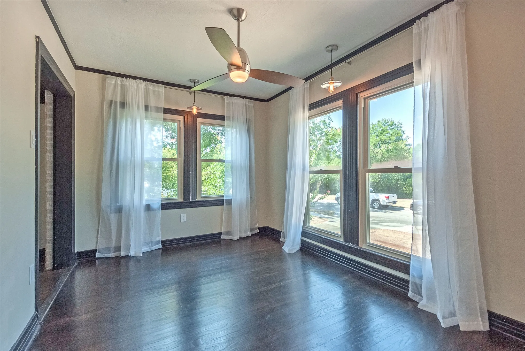 Single Family Residence For Rent in Dallas County , 2014 Rugged Drive, Dallas, Texas 75224, 2 Bedroom, 1 Bathroom, 2 Garage spaces, 1,222 Sqft, built in 1952, mls#21377425, Real Estate Agent in Dallas, Homes For Rent in Dallas county, Homes For Rent in Dallas, Realtor in Dallas Texas, Real Estate Brokerage Independent Realty Texas, Luminita Cordes Realtor