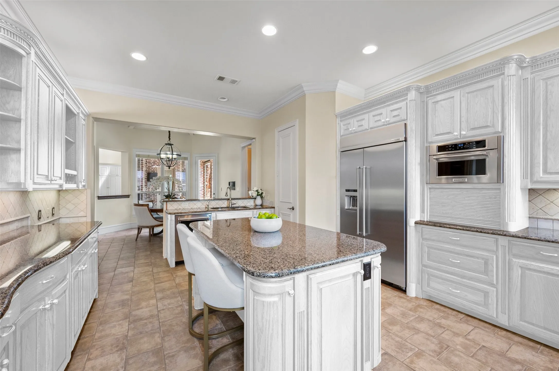 EXAMPLE OF PAINTING CABINETS WHITE. VIRTUAL PHOTO.