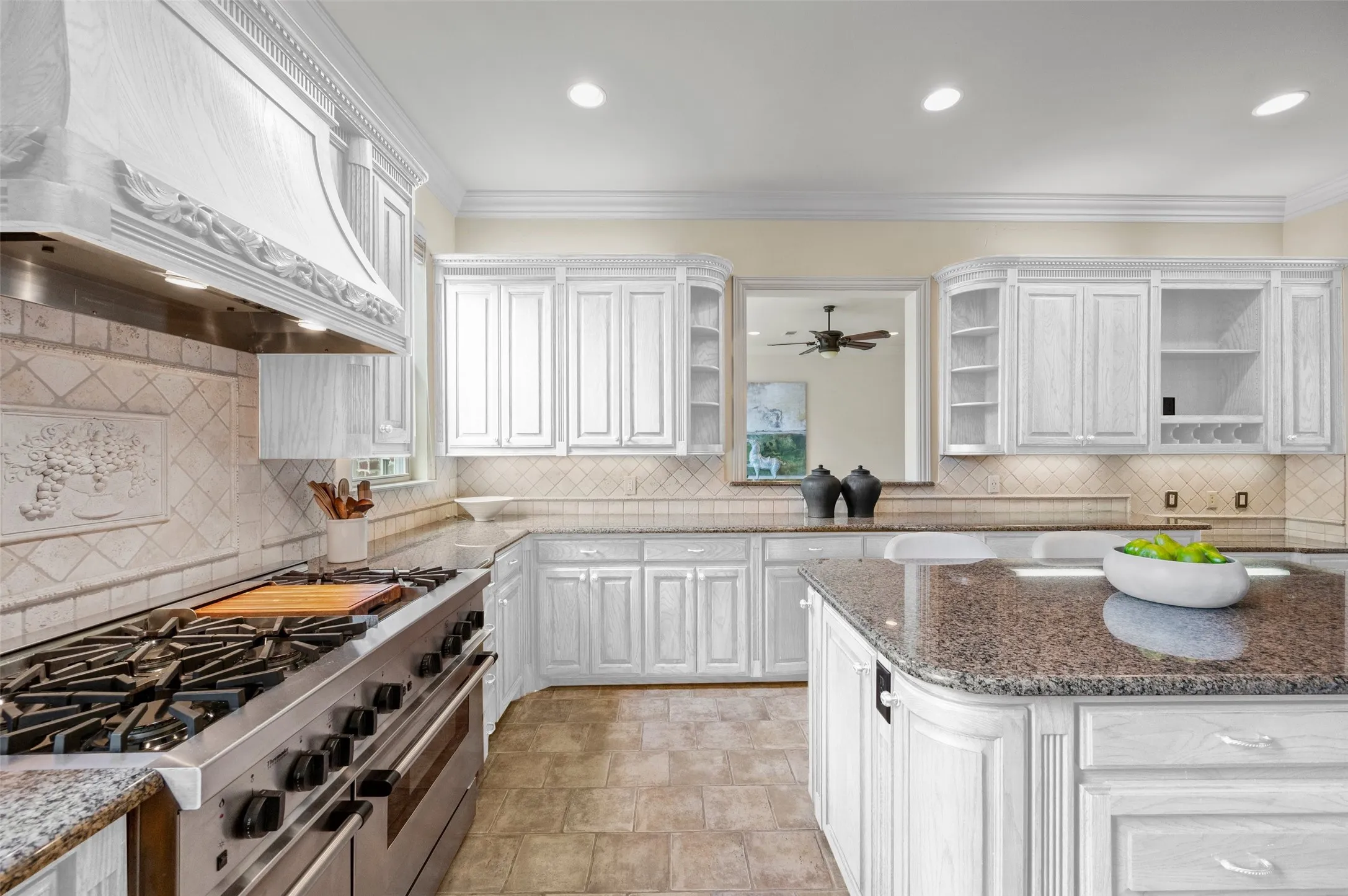 EXAMPLE OF PAINTING CABINETS WHITE. VIRTUAL PHOTO