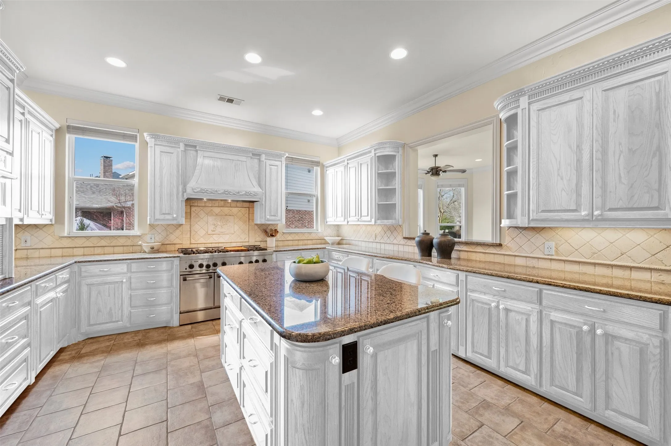 EXAMPLE OF PAINTING CABINETS WHITE. VIRTUAL PHOTO