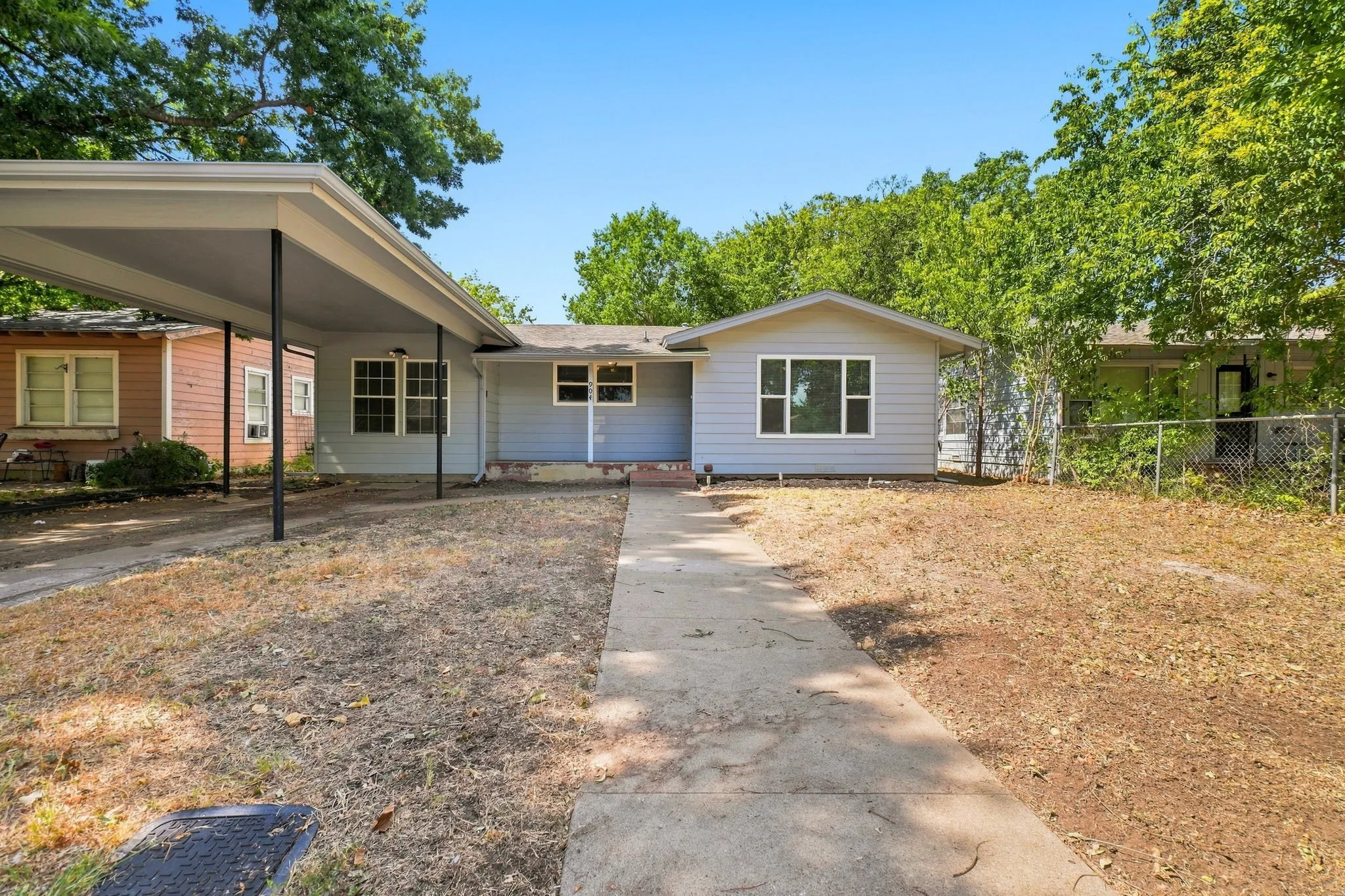 Single Family Residence For Sale in Johnson County , 904 Bales Street, Cleburne, Texas 76033, 3 Bedroom, 2 Bathroom, Garage spaces, 1,040 Sqft, built in 1953, mls#21376552, Real Estate Agent in Cleburne, Homes For Sale in Johnson county, Homes For Sale in Cleburne, Realtor in Cleburne Texas, Real Estate Brokerage Independent Realty Texas, Luminita Cordes Realtor