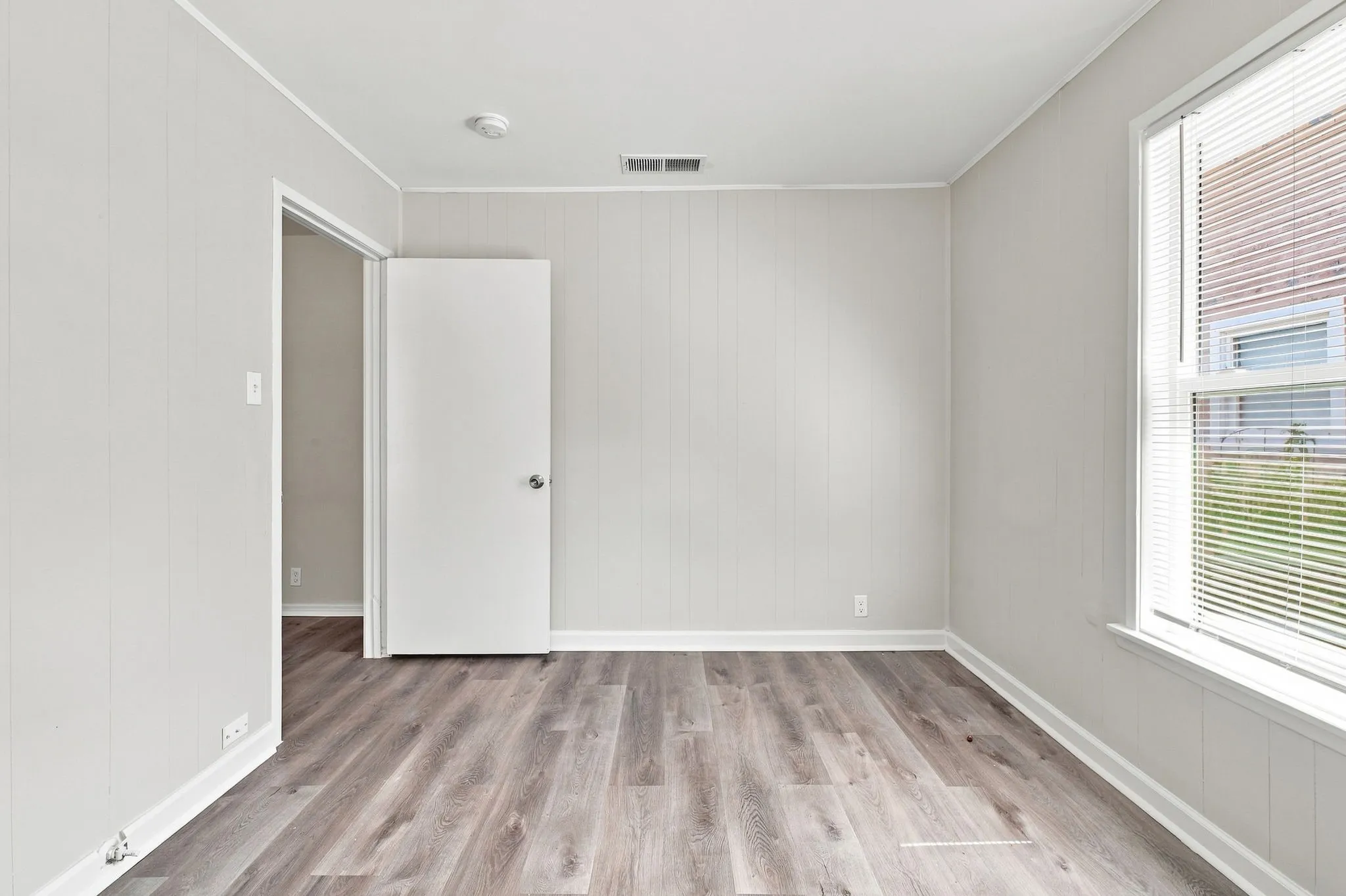 Single Family Residence For Sale in Johnson County , 904 Bales Street, Cleburne, Texas 76033, 3 Bedroom, 2 Bathroom, Garage spaces, 1,040 Sqft, built in 1953, mls#21376552, Real Estate Agent in Cleburne, Homes For Sale in Johnson county, Homes For Sale in Cleburne, Realtor in Cleburne Texas, Real Estate Brokerage Independent Realty Texas, Luminita Cordes Realtor