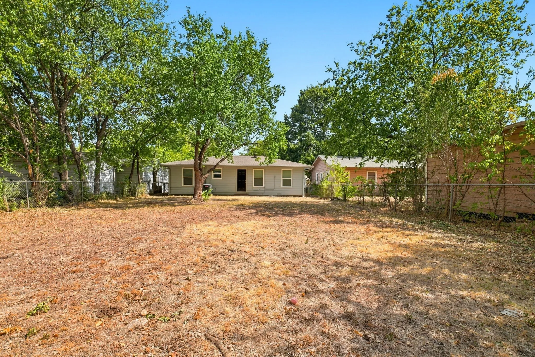 Single Family Residence For Sale in Johnson County , 904 Bales Street, Cleburne, Texas 76033, 3 Bedroom, 2 Bathroom, Garage spaces, 1,040 Sqft, built in 1953, mls#21376552, Real Estate Agent in Cleburne, Homes For Sale in Johnson county, Homes For Sale in Cleburne, Realtor in Cleburne Texas, Real Estate Brokerage Independent Realty Texas, Luminita Cordes Realtor