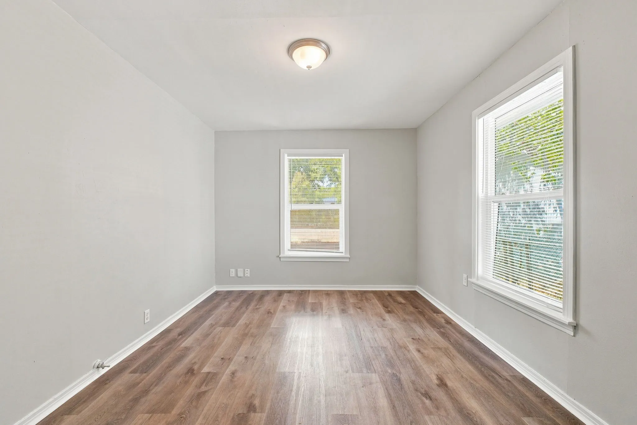 Single Family Residence For Sale in Johnson County , 904 Bales Street, Cleburne, Texas 76033, 3 Bedroom, 2 Bathroom, Garage spaces, 1,040 Sqft, built in 1953, mls#21376552, Real Estate Agent in Cleburne, Homes For Sale in Johnson county, Homes For Sale in Cleburne, Realtor in Cleburne Texas, Real Estate Brokerage Independent Realty Texas, Luminita Cordes Realtor