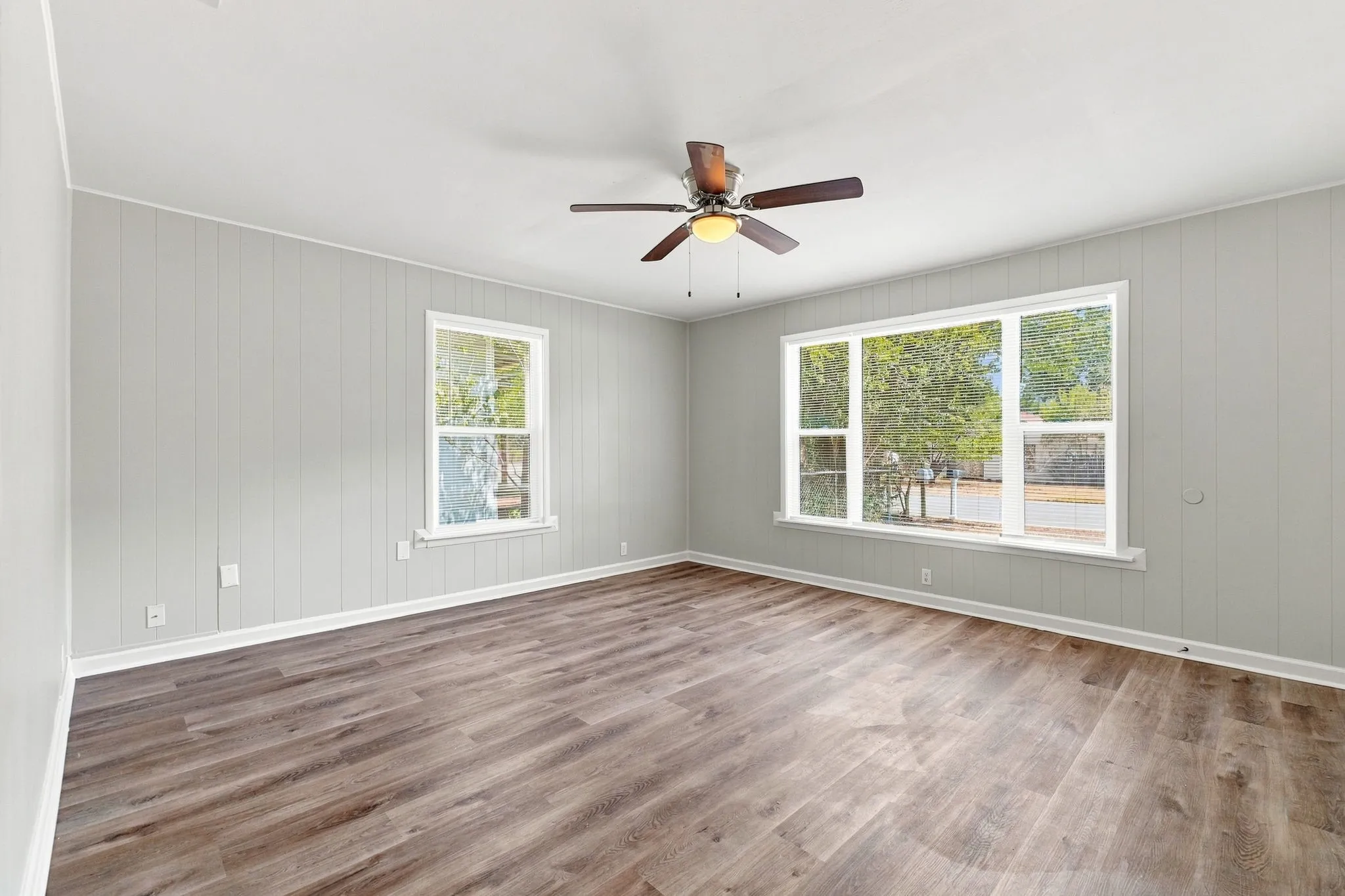 Single Family Residence For Sale in Johnson County , 904 Bales Street, Cleburne, Texas 76033, 3 Bedroom, 2 Bathroom, Garage spaces, 1,040 Sqft, built in 1953, mls#21376552, Real Estate Agent in Cleburne, Homes For Sale in Johnson county, Homes For Sale in Cleburne, Realtor in Cleburne Texas, Real Estate Brokerage Independent Realty Texas, Luminita Cordes Realtor