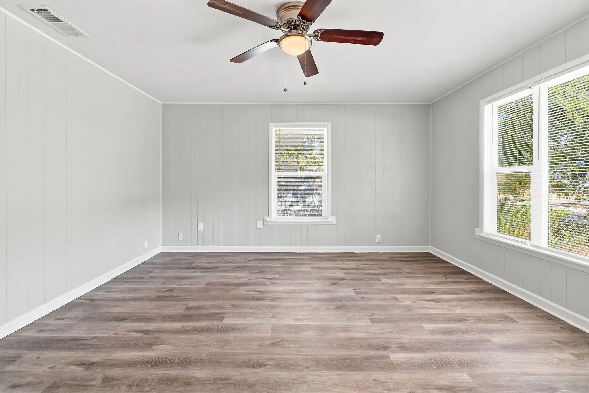 Single Family Residence For Sale in Johnson County , 904 Bales Street, Cleburne, Texas 76033, 3 Bedroom, 2 Bathroom, Garage spaces, 1,040 Sqft, built in 1953, mls#21376552, Real Estate Agent in Cleburne, Homes For Sale in Johnson county, Homes For Sale in Cleburne, Realtor in Cleburne Texas, Real Estate Brokerage Independent Realty Texas, Luminita Cordes Realtor