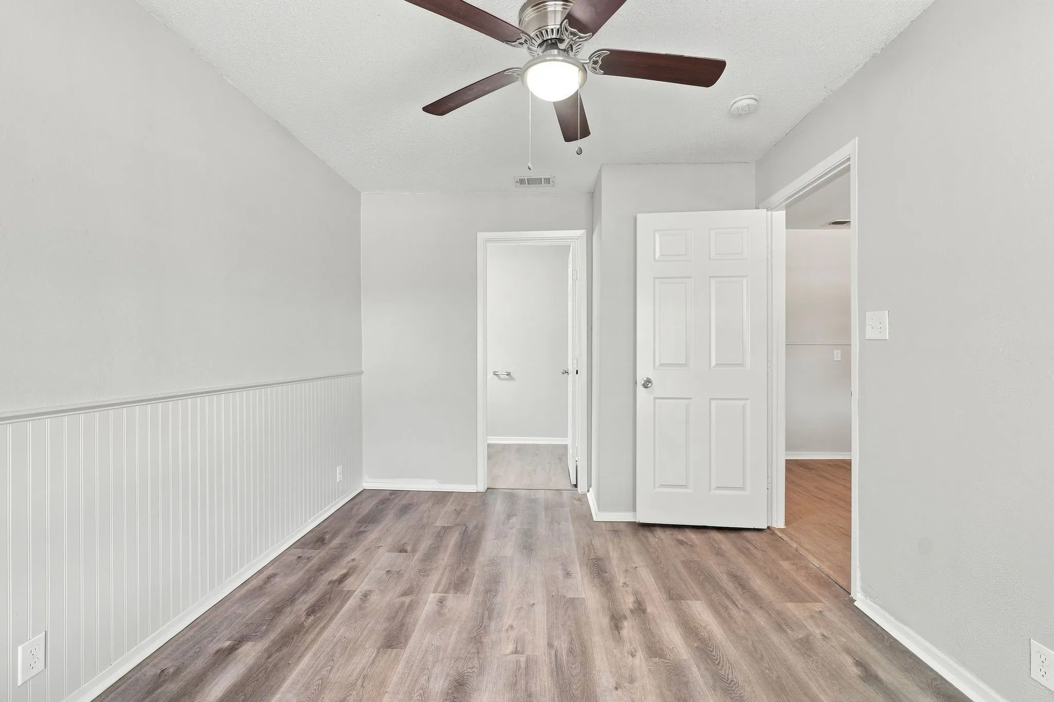 Single Family Residence For Sale in Johnson County , 904 Bales Street, Cleburne, Texas 76033, 3 Bedroom, 2 Bathroom, Garage spaces, 1,040 Sqft, built in 1953, mls#21376552, Real Estate Agent in Cleburne, Homes For Sale in Johnson county, Homes For Sale in Cleburne, Realtor in Cleburne Texas, Real Estate Brokerage Independent Realty Texas, Luminita Cordes Realtor