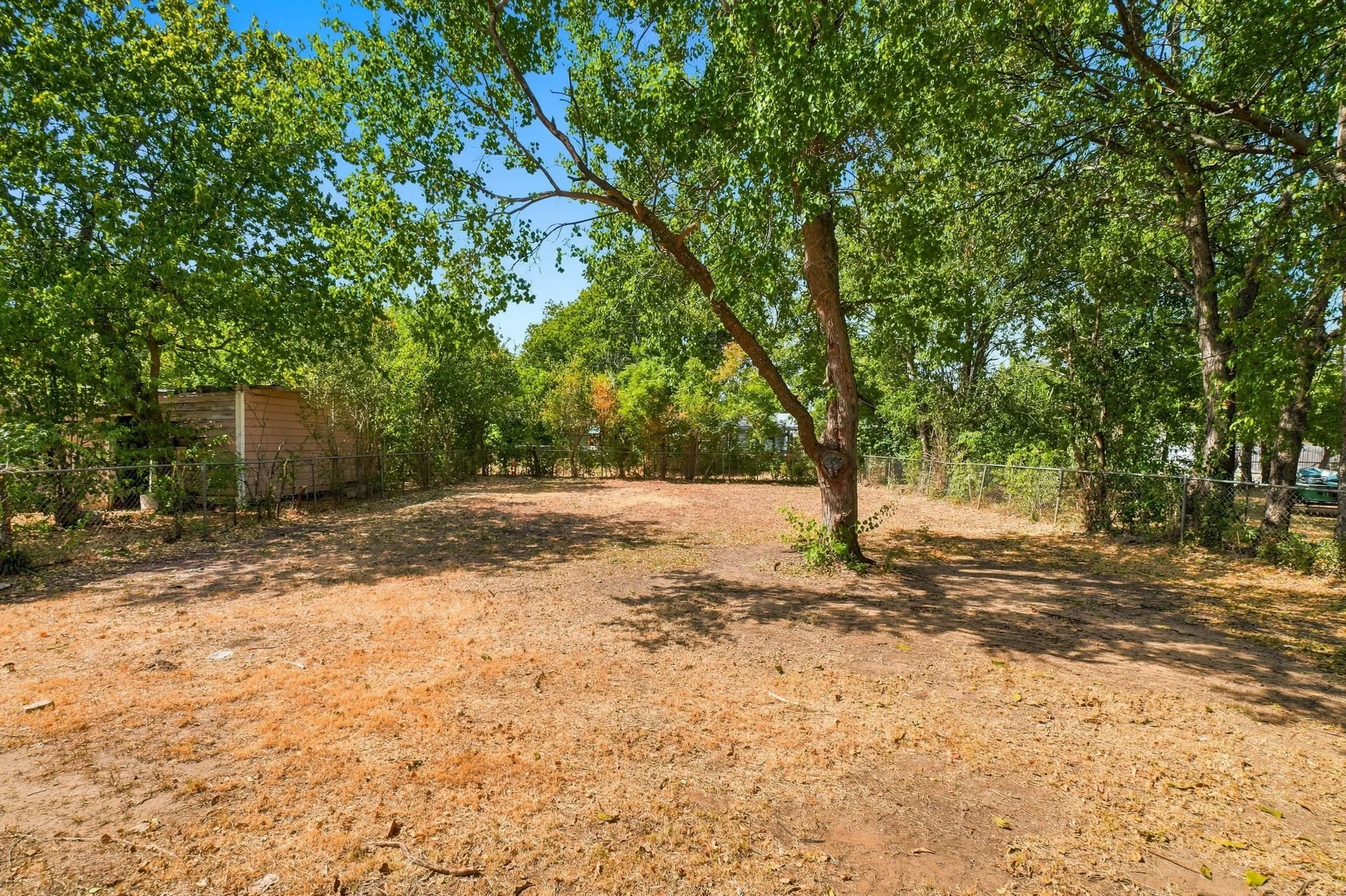 Single Family Residence For Sale in Johnson County , 904 Bales Street, Cleburne, Texas 76033, 3 Bedroom, 2 Bathroom, Garage spaces, 1,040 Sqft, built in 1953, mls#21376552, Real Estate Agent in Cleburne, Homes For Sale in Johnson county, Homes For Sale in Cleburne, Realtor in Cleburne Texas, Real Estate Brokerage Independent Realty Texas, Luminita Cordes Realtor