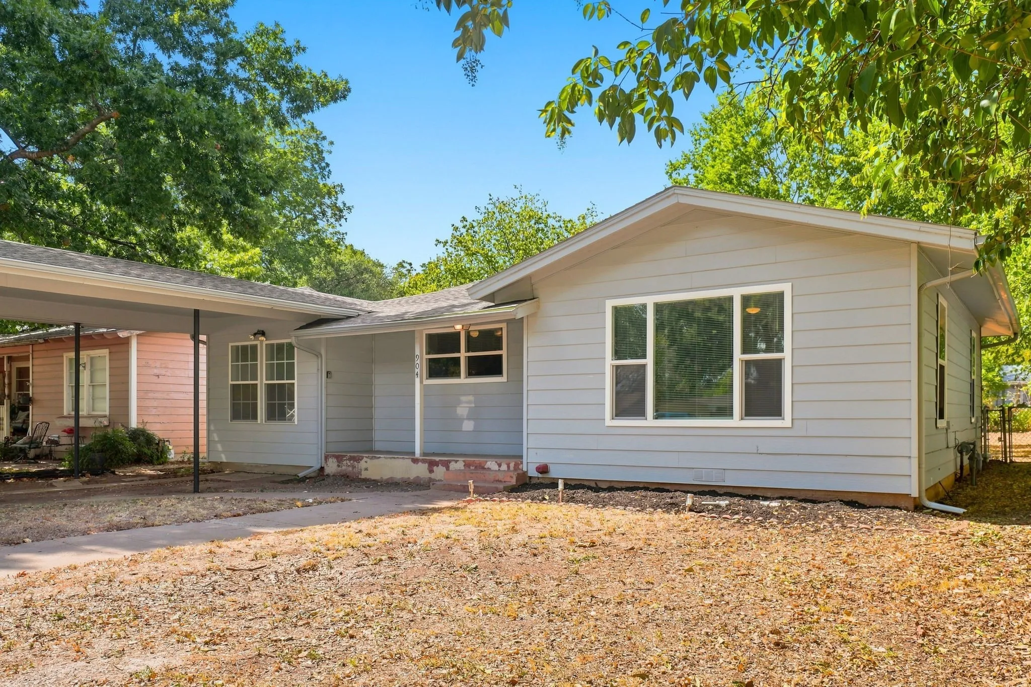 Single Family Residence For Sale in Johnson County , 904 Bales Street, Cleburne, Texas 76033, 3 Bedroom, 2 Bathroom, Garage spaces, 1,040 Sqft, built in 1953, mls#21376552, Real Estate Agent in Cleburne, Homes For Sale in Johnson county, Homes For Sale in Cleburne, Realtor in Cleburne Texas, Real Estate Brokerage Independent Realty Texas, Luminita Cordes Realtor