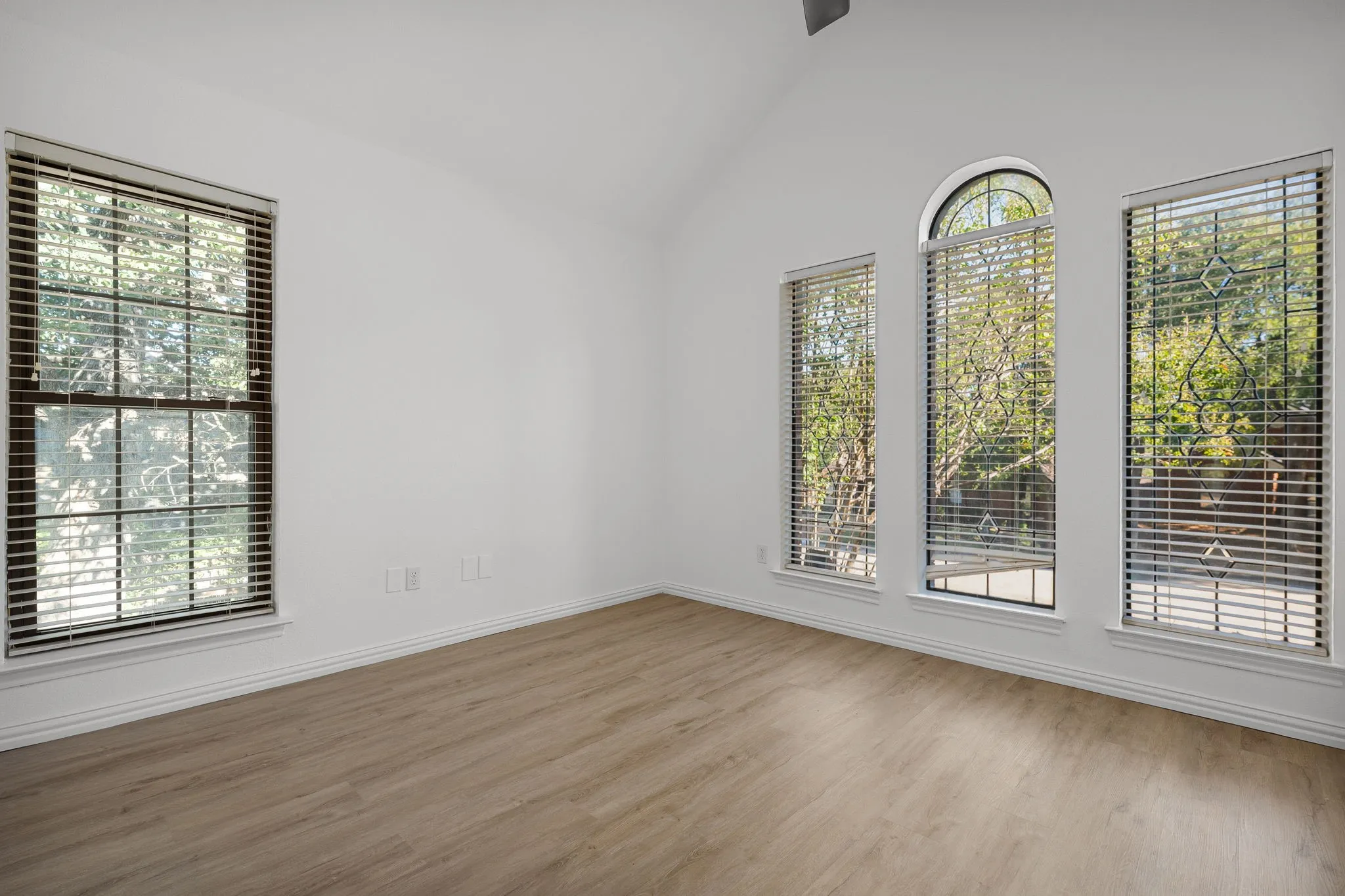 Single Family Residence For Sale in Tarrant County , 716 Ashley Drive, Hurst, Texas 76054, 3 Bedroom, 3 Bathroom, 2 Garage spaces, 2,060 Sqft, built in 1986, mls#21375264, Real Estate Agent in Hurst, Homes For Sale in Tarrant county, Homes For Sale in Hurst, Realtor in Hurst Texas, Real Estate Brokerage Independent Realty Texas, Luminita Cordes Realtor