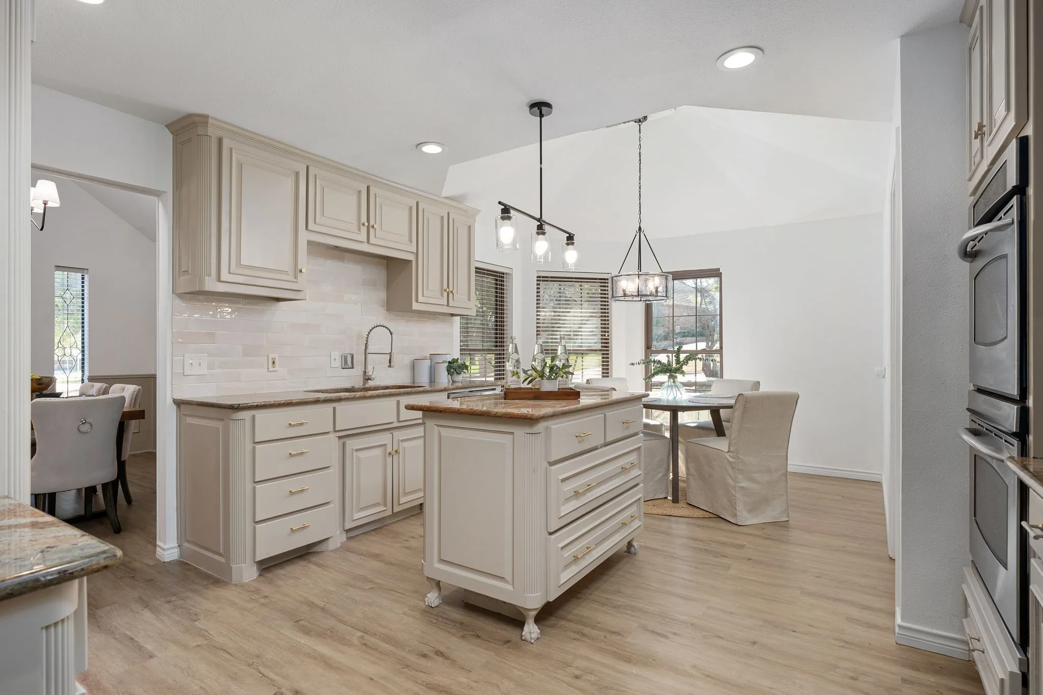 Single Family Residence For Sale in Tarrant County , 716 Ashley Drive, Hurst, Texas 76054, 3 Bedroom, 3 Bathroom, 2 Garage spaces, 2,060 Sqft, built in 1986, mls#21375264, Real Estate Agent in Hurst, Homes For Sale in Tarrant county, Homes For Sale in Hurst, Realtor in Hurst Texas, Real Estate Brokerage Independent Realty Texas, Luminita Cordes Realtor