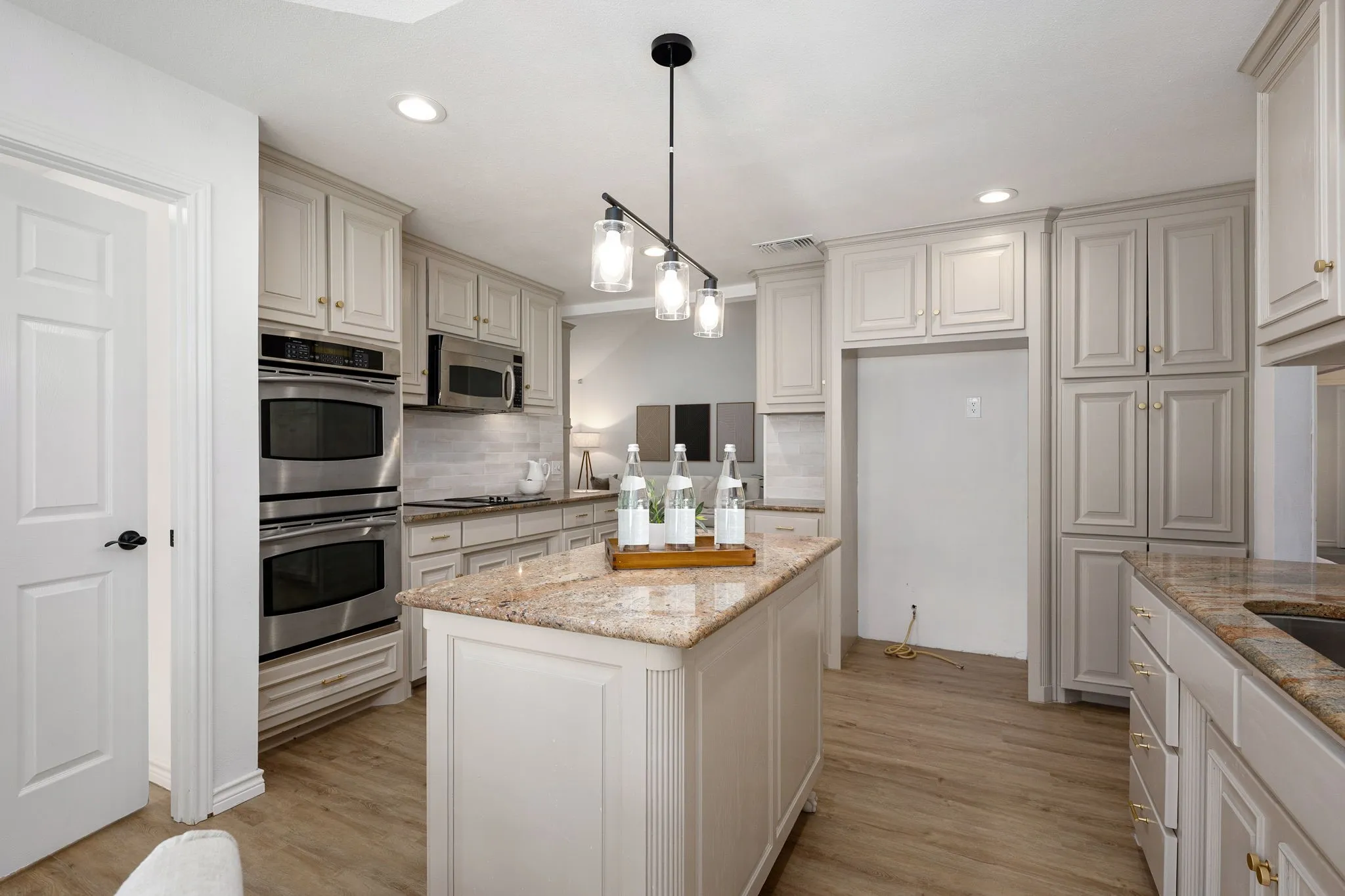 Single Family Residence For Sale in Tarrant County , 716 Ashley Drive, Hurst, Texas 76054, 3 Bedroom, 3 Bathroom, 2 Garage spaces, 2,060 Sqft, built in 1986, mls#21375264, Real Estate Agent in Hurst, Homes For Sale in Tarrant county, Homes For Sale in Hurst, Realtor in Hurst Texas, Real Estate Brokerage Independent Realty Texas, Luminita Cordes Realtor