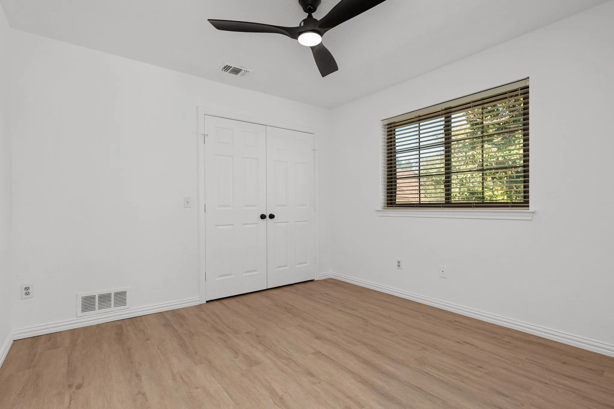 Single Family Residence For Sale in Tarrant County , 716 Ashley Drive, Hurst, Texas 76054, 3 Bedroom, 3 Bathroom, 2 Garage spaces, 2,060 Sqft, built in 1986, mls#21375264, Real Estate Agent in Hurst, Homes For Sale in Tarrant county, Homes For Sale in Hurst, Realtor in Hurst Texas, Real Estate Brokerage Independent Realty Texas, Luminita Cordes Realtor