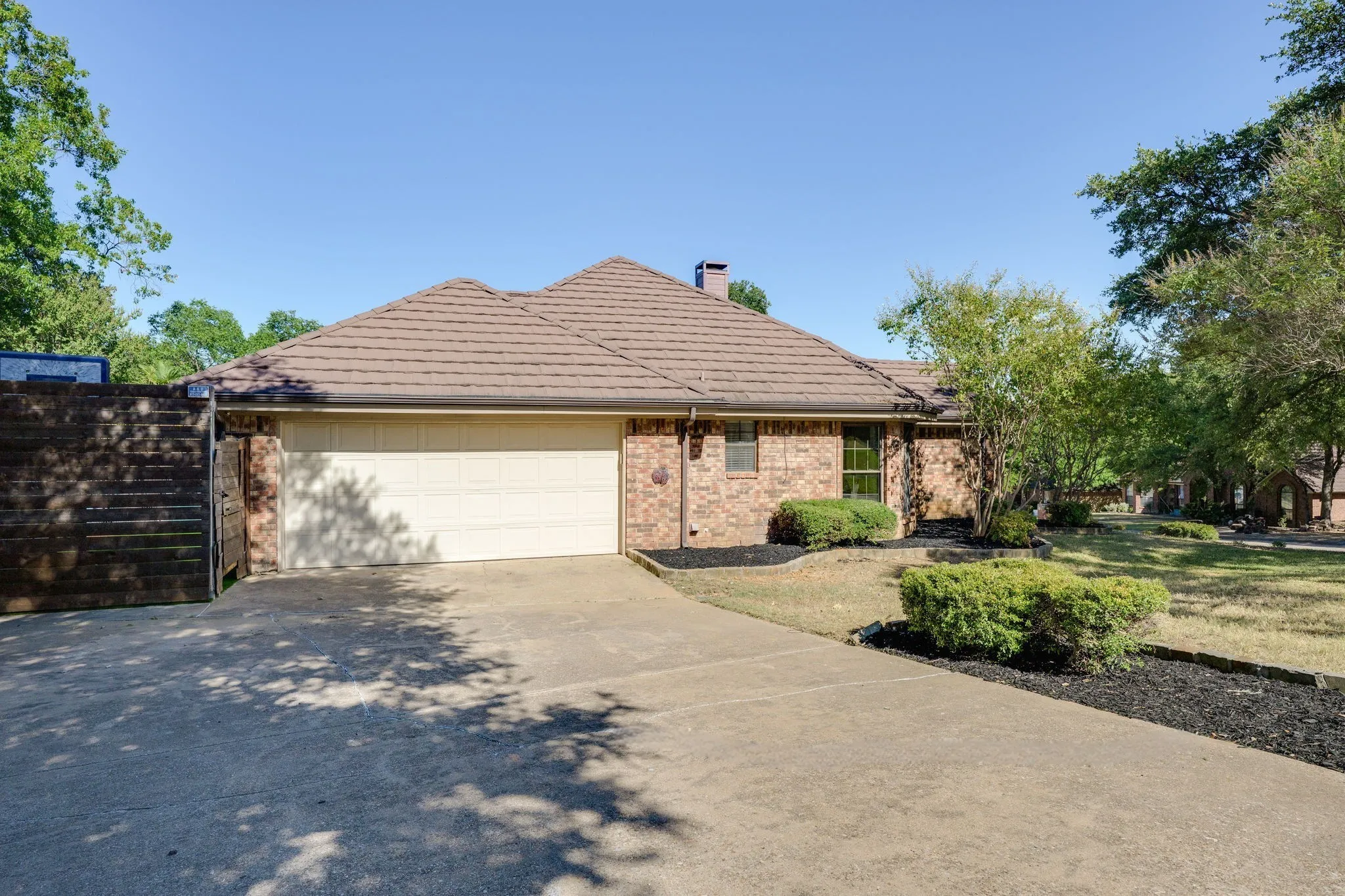 Single Family Residence For Sale in Tarrant County , 716 Ashley Drive, Hurst, Texas 76054, 3 Bedroom, 3 Bathroom, 2 Garage spaces, 2,060 Sqft, built in 1986, mls#21375264, Real Estate Agent in Hurst, Homes For Sale in Tarrant county, Homes For Sale in Hurst, Realtor in Hurst Texas, Real Estate Brokerage Independent Realty Texas, Luminita Cordes Realtor