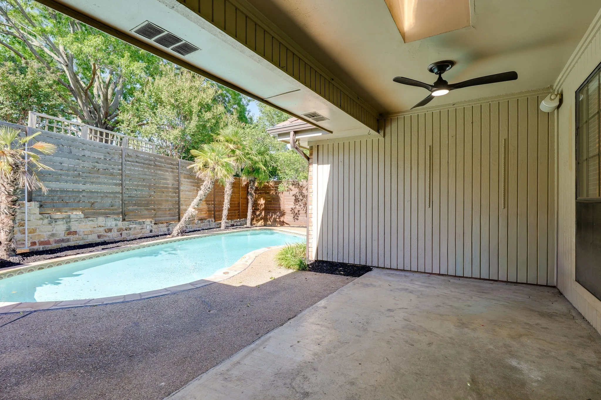 Single Family Residence For Sale in Tarrant County , 716 Ashley Drive, Hurst, Texas 76054, 3 Bedroom, 3 Bathroom, 2 Garage spaces, 2,060 Sqft, built in 1986, mls#21375264, Real Estate Agent in Hurst, Homes For Sale in Tarrant county, Homes For Sale in Hurst, Realtor in Hurst Texas, Real Estate Brokerage Independent Realty Texas, Luminita Cordes Realtor