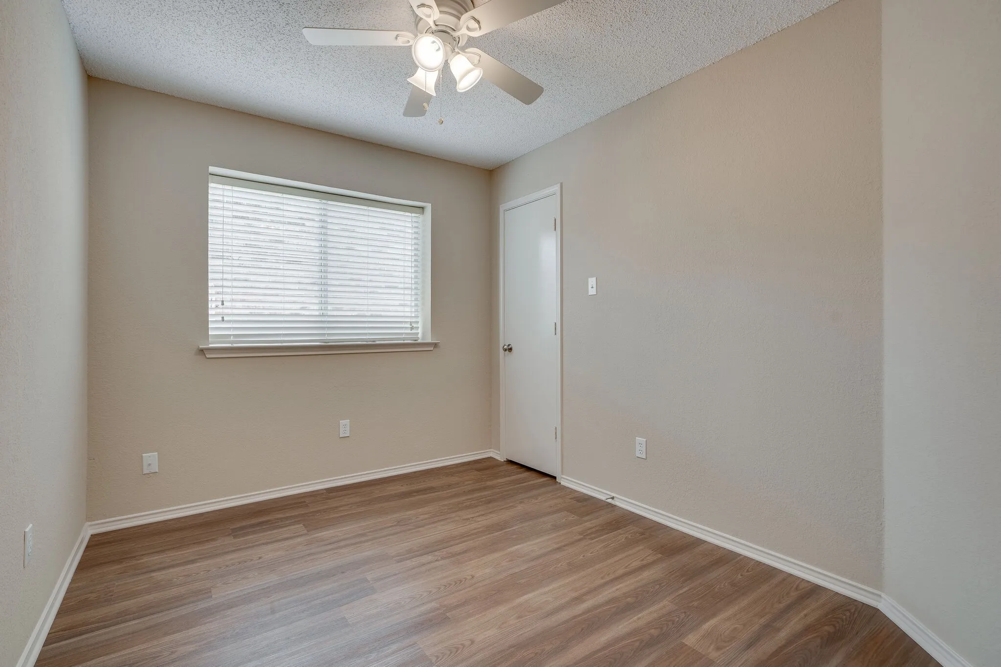 Single Family Residence For Rent in Denton County , 755 Burr Oak Drive, Lewisville, Texas 75067, 3 Bedroom, 2 Bathroom, 2 Garage spaces, 1,200 Sqft, built in 1992, mls#21377788, Real Estate Agent in Lewisville, Homes For Rent in Denton county, Homes For Rent in Lewisville, Realtor in Lewisville Texas, Real Estate Brokerage Independent Realty Texas, Luminita Cordes Realtor