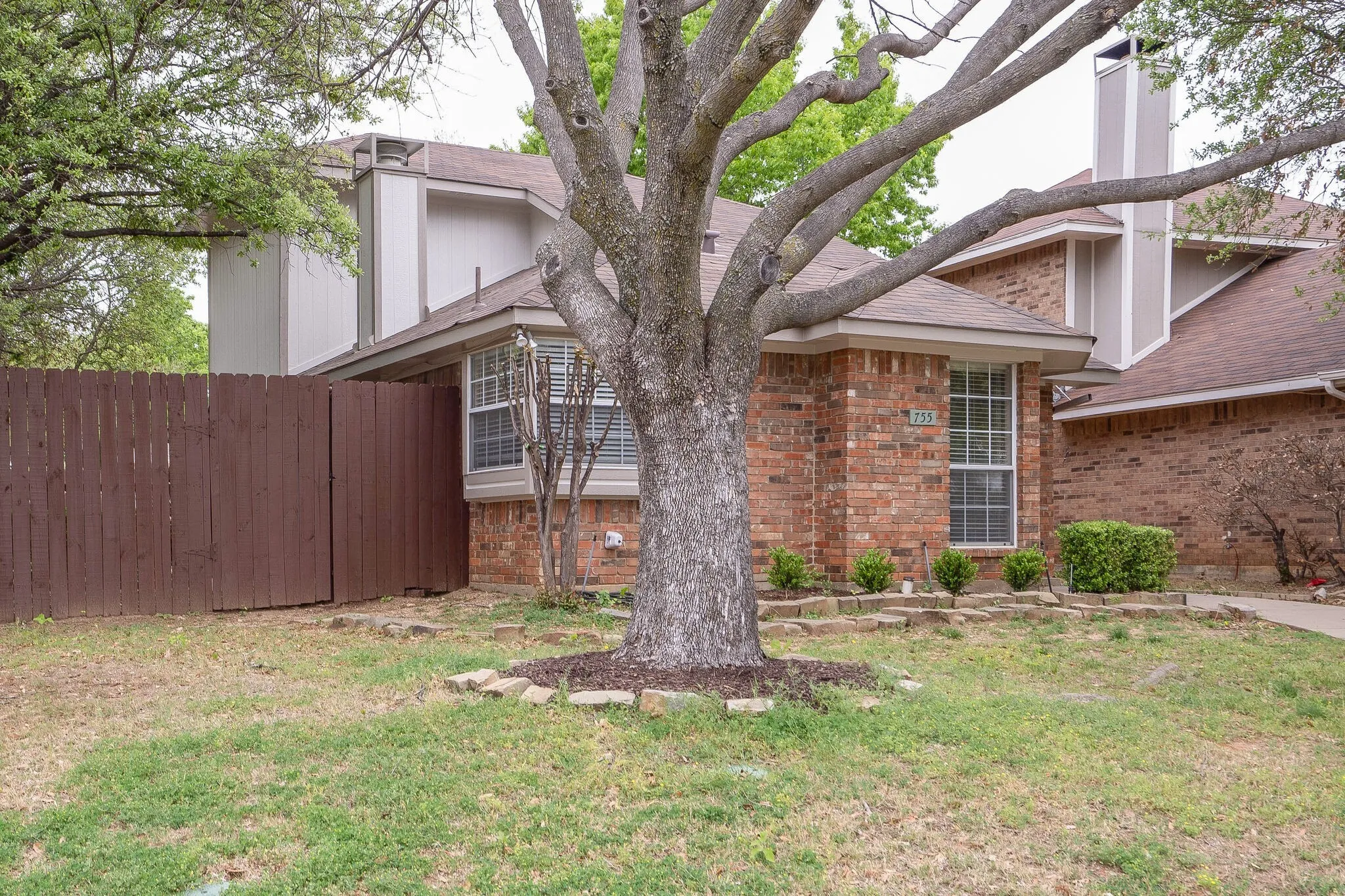 Single Family Residence For Rent in Denton County , 755 Burr Oak Drive, Lewisville, Texas 75067, 3 Bedroom, 2 Bathroom, 2 Garage spaces, 1,200 Sqft, built in 1992, mls#21377788, Real Estate Agent in Lewisville, Homes For Rent in Denton county, Homes For Rent in Lewisville, Realtor in Lewisville Texas, Real Estate Brokerage Independent Realty Texas, Luminita Cordes Realtor