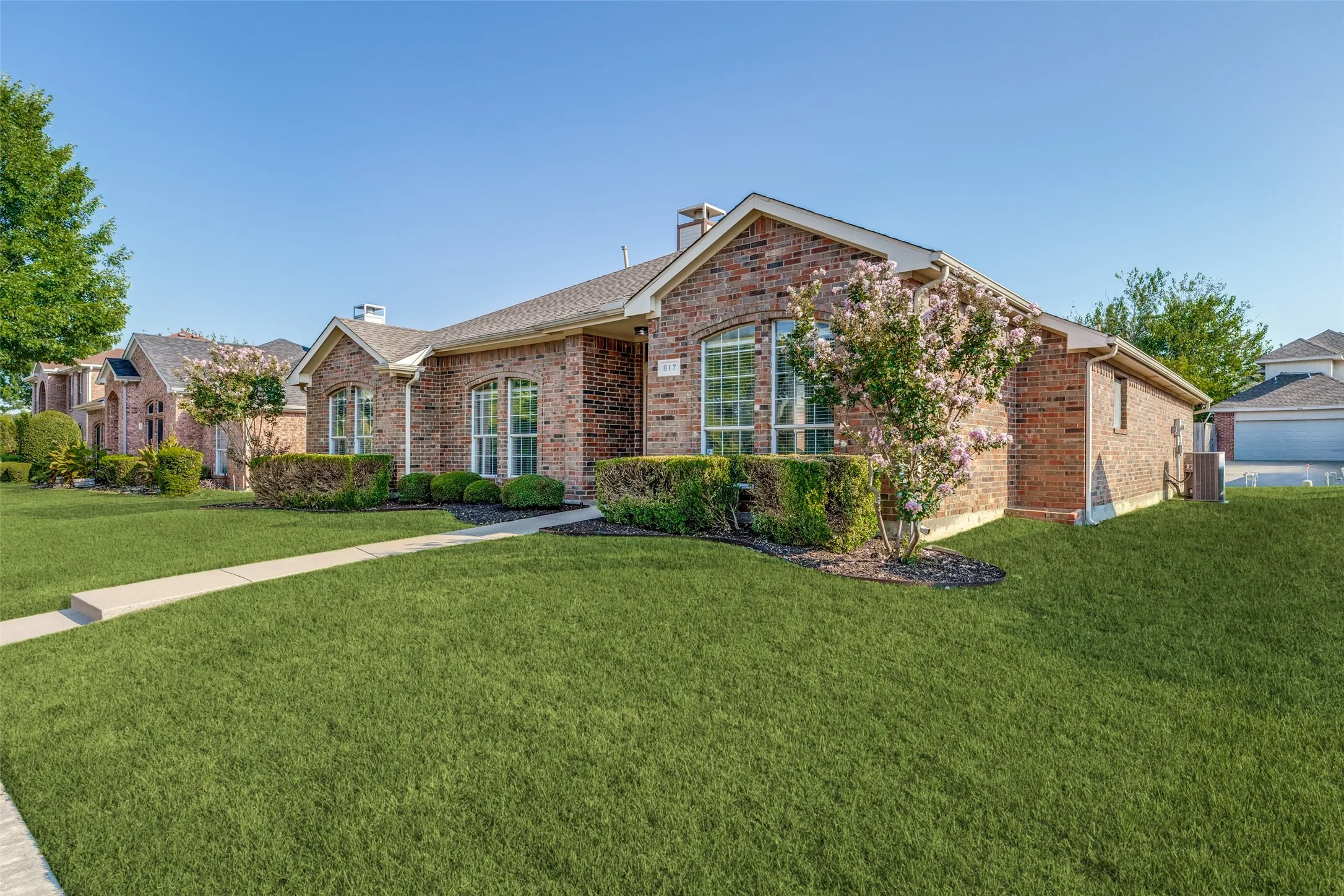 Neat & Manicured curb appeal