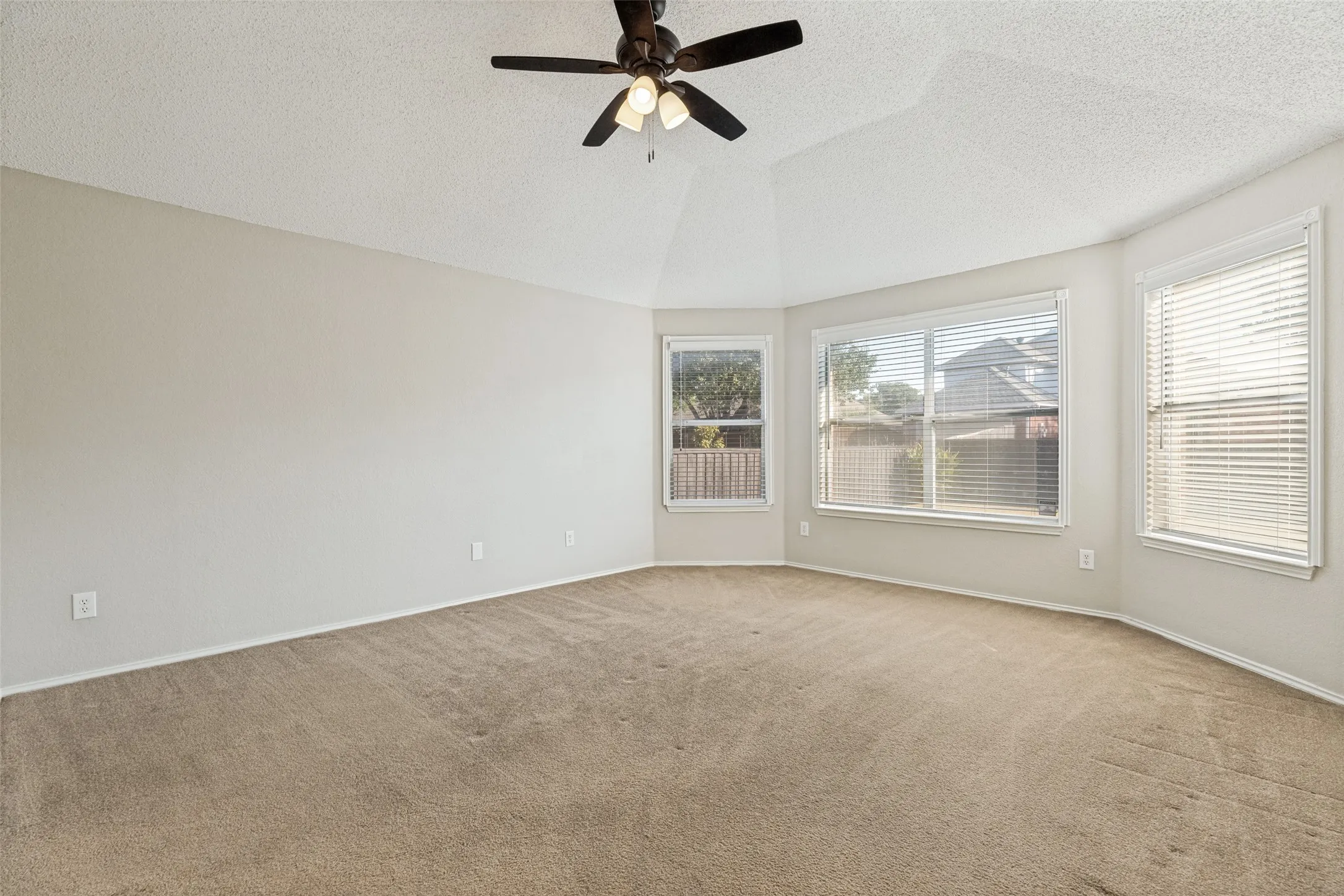 Nice sized primary bedroom with ensuite full bathroom. Added ceiling fan & blinds