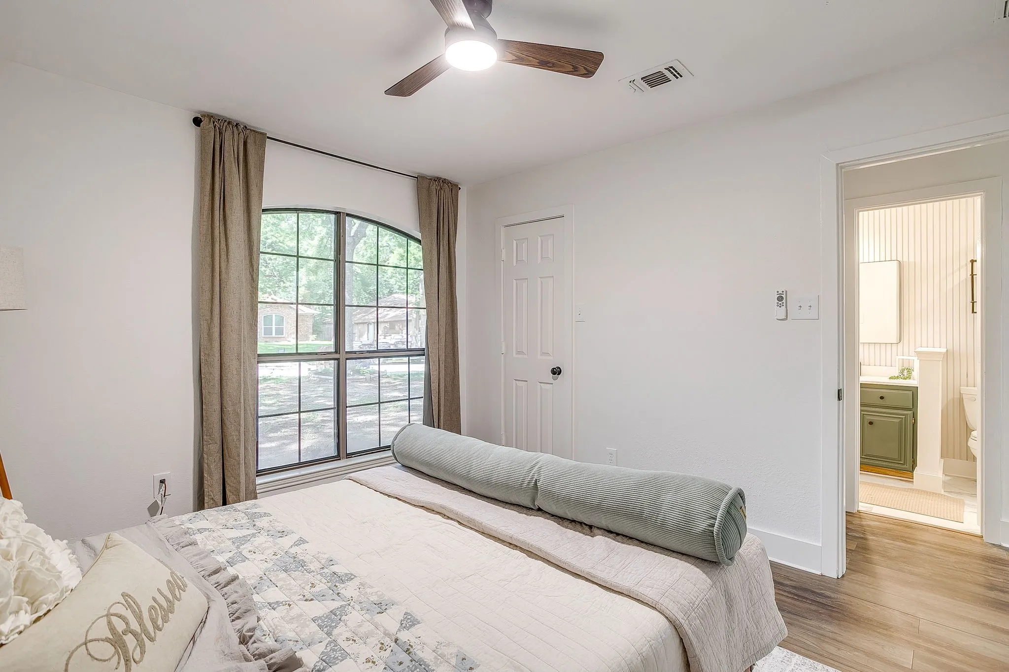 Single Family Residence For Sale in Tarrant County , 6824 Ridgewood Drive, North Richland Hills, Texas 76182, 4 Bedroom, 2 Bathroom, 2 Garage spaces, 1,978 Sqft, built in 1986, mls#21377704, Real Estate Agent in North Richland Hills, Homes For Sale in Tarrant county, Homes For Sale in North Richland Hills, Realtor in North Richland Hills Texas, Real Estate Brokerage Independent Realty Texas, Luminita Cordes Realtor