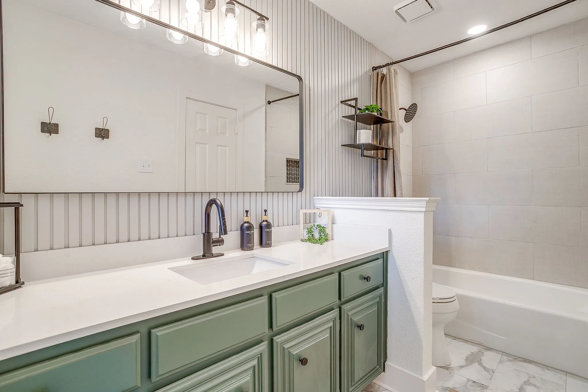 Single Family Residence For Sale in Tarrant County , 6824 Ridgewood Drive, North Richland Hills, Texas 76182, 4 Bedroom, 2 Bathroom, 2 Garage spaces, 1,978 Sqft, built in 1986, mls#21377704, Real Estate Agent in North Richland Hills, Homes For Sale in Tarrant county, Homes For Sale in North Richland Hills, Realtor in North Richland Hills Texas, Real Estate Brokerage Independent Realty Texas, Luminita Cordes Realtor