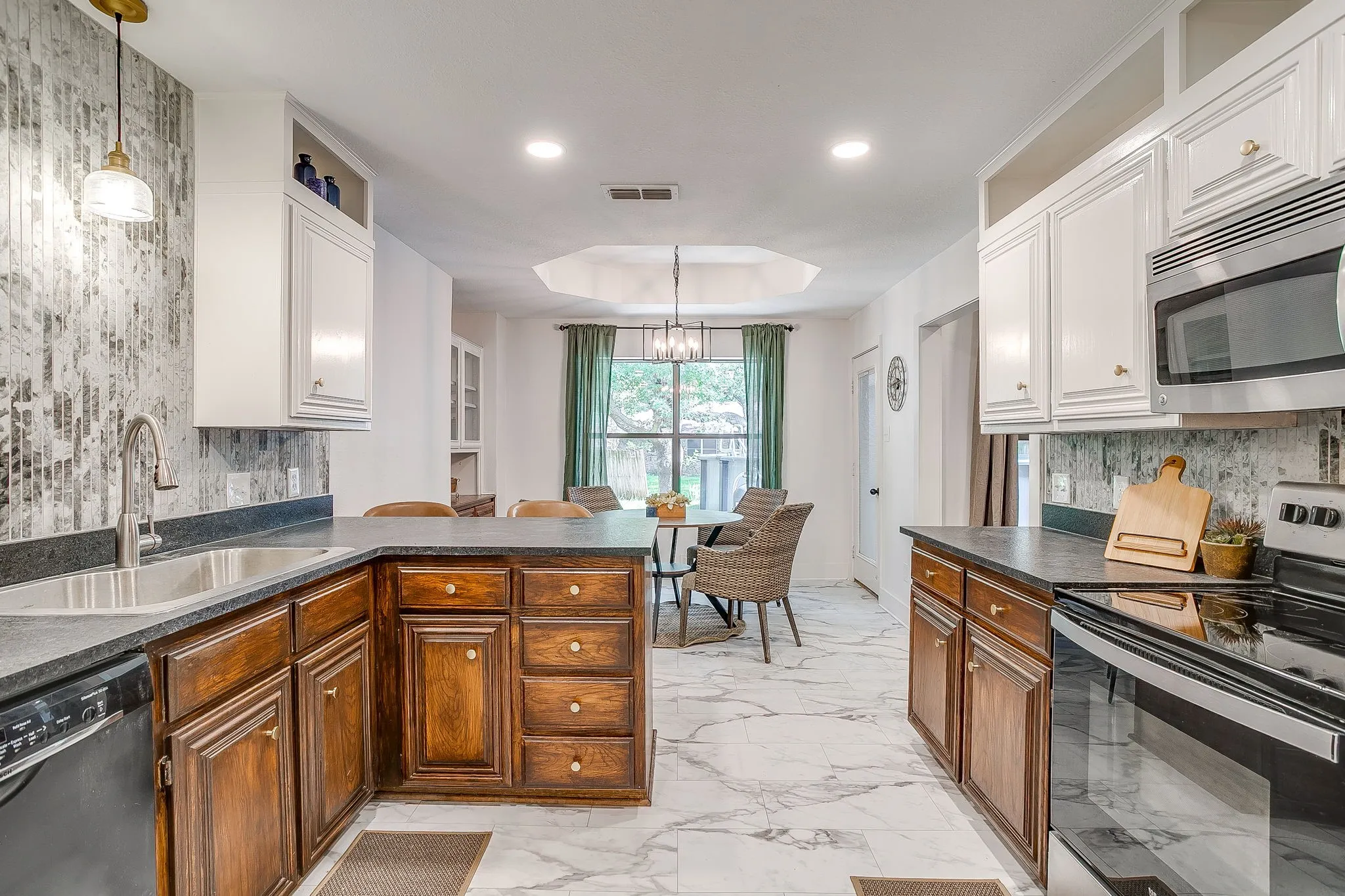 Single Family Residence For Sale in Tarrant County , 6824 Ridgewood Drive, North Richland Hills, Texas 76182, 4 Bedroom, 2 Bathroom, 2 Garage spaces, 1,978 Sqft, built in 1986, mls#21377704, Real Estate Agent in North Richland Hills, Homes For Sale in Tarrant county, Homes For Sale in North Richland Hills, Realtor in North Richland Hills Texas, Real Estate Brokerage Independent Realty Texas, Luminita Cordes Realtor