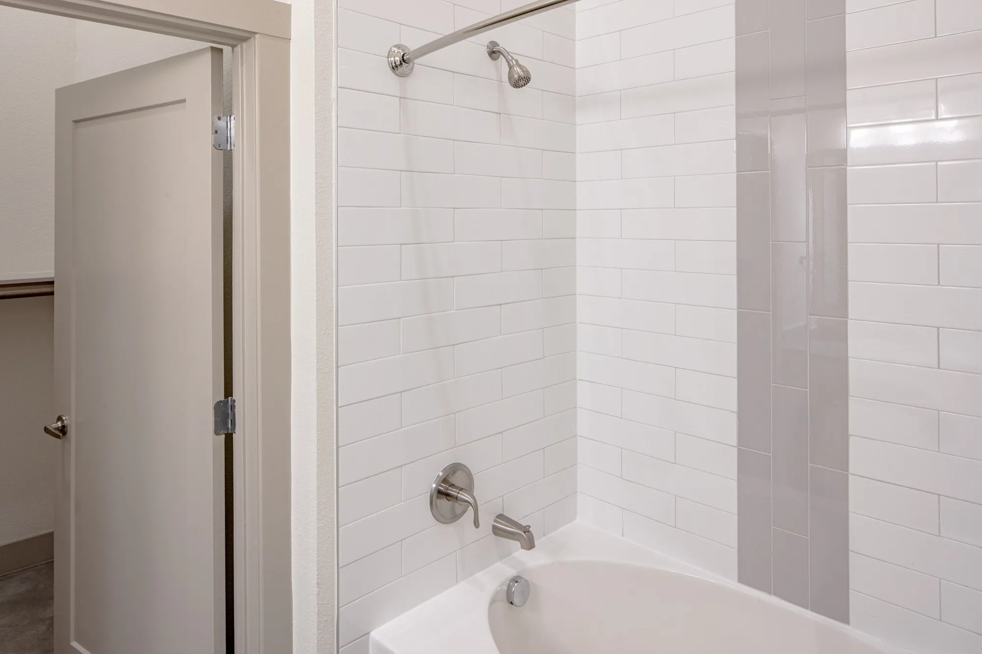 Bathroom with tiled shower / bath
