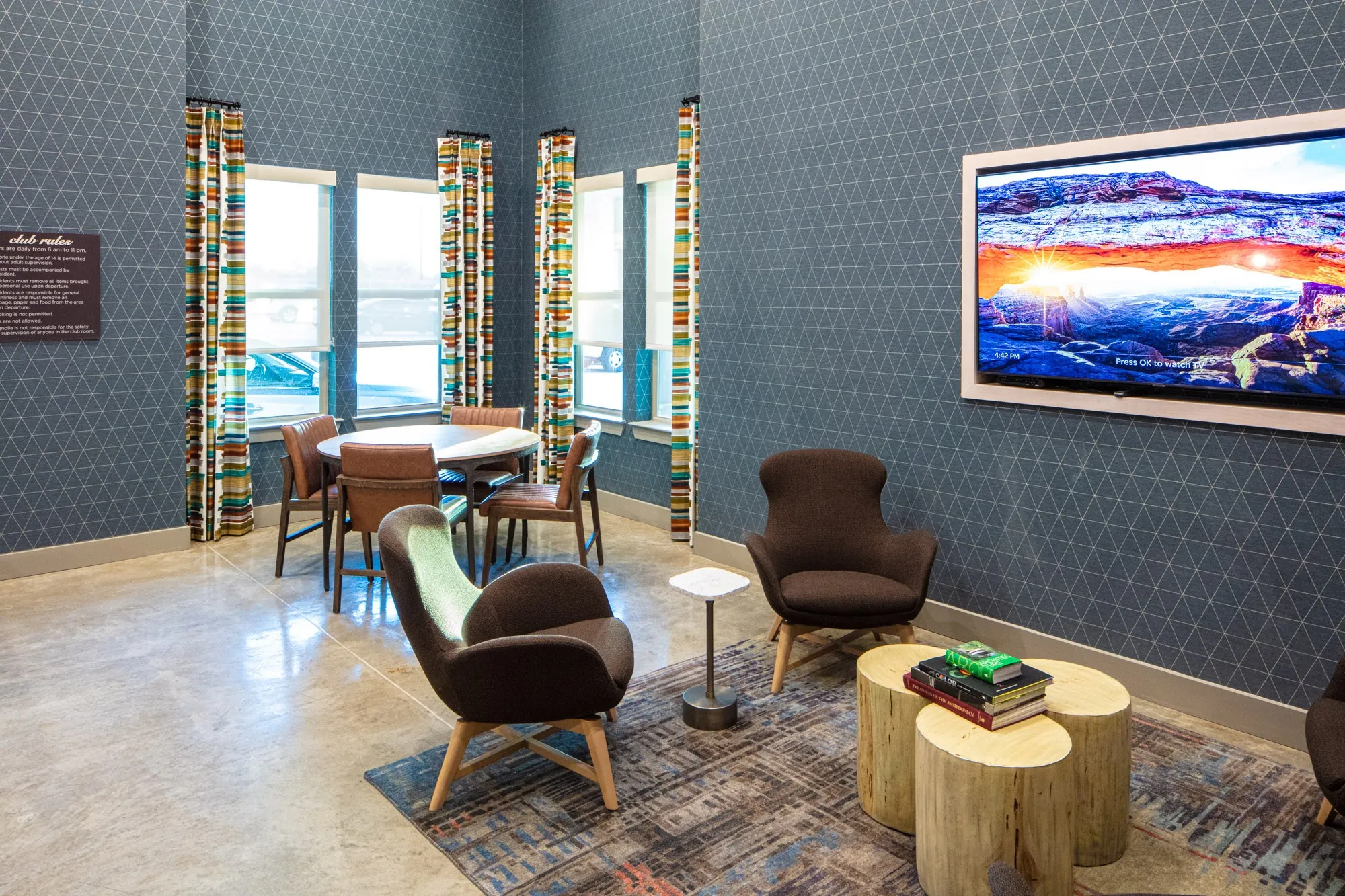 Living area with concrete flooring and tile walls