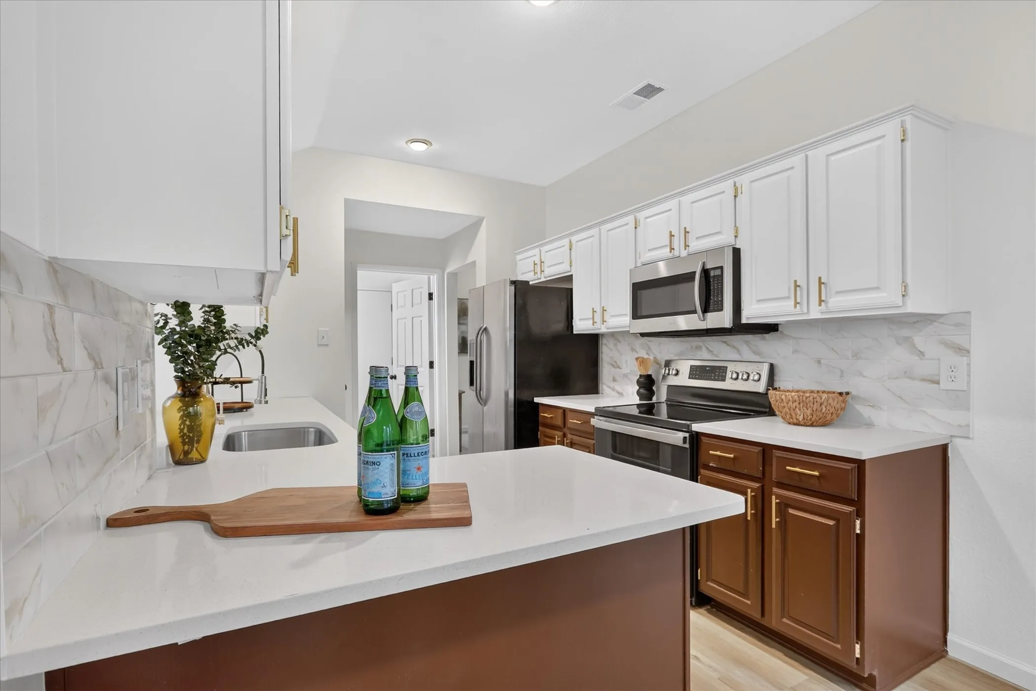 Single Family Residence For Sale in Denton County , 425 Wentworth Drive, Flower Mound, Texas 75028, 3 Bedroom, 2 Bathroom, 2 Garage spaces, 1,526 Sqft, built in 1992, mls#21377846, Real Estate Agent in Flower Mound, Homes For Sale in Denton county, Homes For Sale in Flower Mound, Realtor in Flower Mound Texas, Real Estate Brokerage Independent Realty Texas, Luminita Cordes Realtor