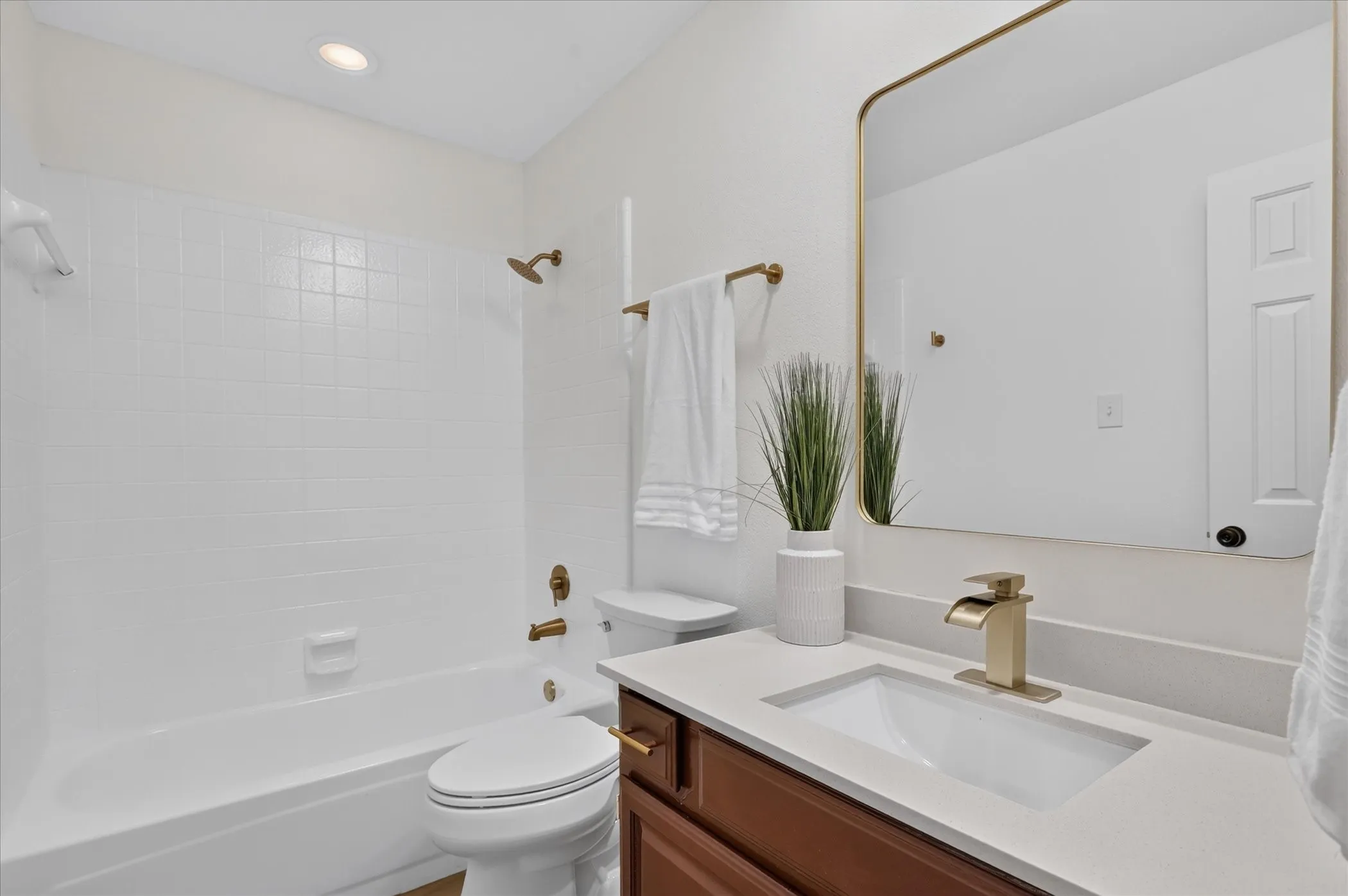 Single Family Residence For Sale in Denton County , 425 Wentworth Drive, Flower Mound, Texas 75028, 3 Bedroom, 2 Bathroom, 2 Garage spaces, 1,526 Sqft, built in 1992, mls#21377846, Real Estate Agent in Flower Mound, Homes For Sale in Denton county, Homes For Sale in Flower Mound, Realtor in Flower Mound Texas, Real Estate Brokerage Independent Realty Texas, Luminita Cordes Realtor