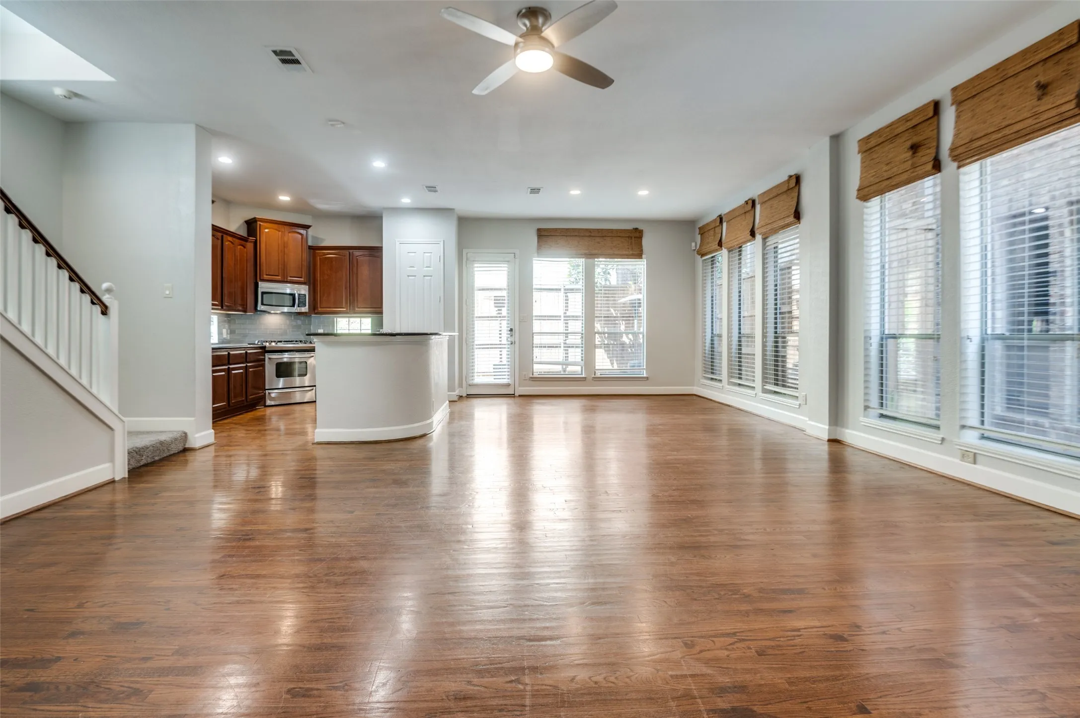 Townhouse For Rent in Dallas County , 909 City Side Lane, Dallas, Texas 75201, 3 Bedroom, 3 Bathroom, 2 Garage spaces, 3,109 Sqft, built in 2008, mls#21377689, Real Estate Agent in Dallas, Homes For Rent in Dallas county, Homes For Rent in Dallas, Realtor in Dallas Texas, Real Estate Brokerage Independent Realty Texas, Luminita Cordes Realtor