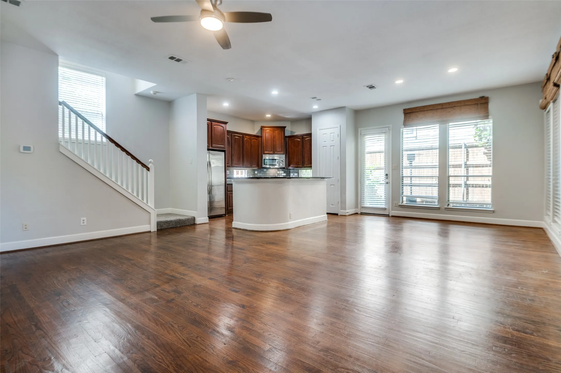 Townhouse For Rent in Dallas County , 909 City Side Lane, Dallas, Texas 75201, 3 Bedroom, 3 Bathroom, 2 Garage spaces, 3,109 Sqft, built in 2008, mls#21377689, Real Estate Agent in Dallas, Homes For Rent in Dallas county, Homes For Rent in Dallas, Realtor in Dallas Texas, Real Estate Brokerage Independent Realty Texas, Luminita Cordes Realtor