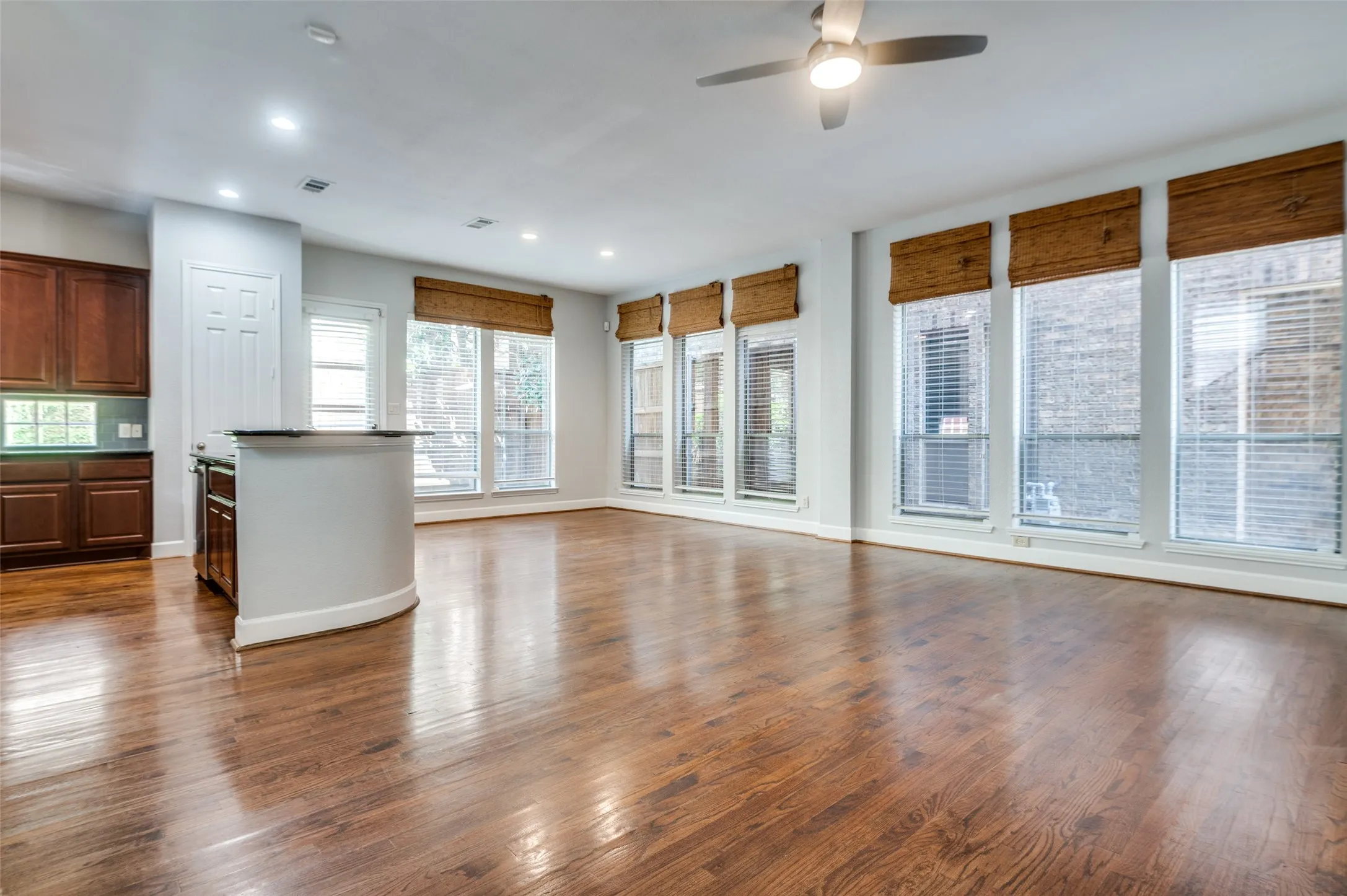 Townhouse For Rent in Dallas County , 909 City Side Lane, Dallas, Texas 75201, 3 Bedroom, 3 Bathroom, 2 Garage spaces, 3,109 Sqft, built in 2008, mls#21377689, Real Estate Agent in Dallas, Homes For Rent in Dallas county, Homes For Rent in Dallas, Realtor in Dallas Texas, Real Estate Brokerage Independent Realty Texas, Luminita Cordes Realtor