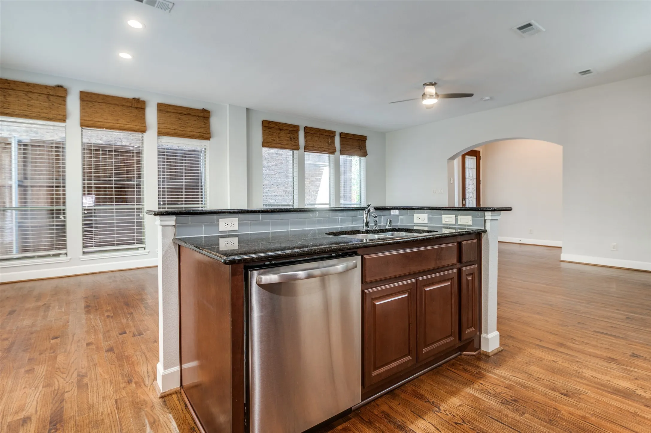 Townhouse For Rent in Dallas County , 909 City Side Lane, Dallas, Texas 75201, 3 Bedroom, 3 Bathroom, 2 Garage spaces, 3,109 Sqft, built in 2008, mls#21377689, Real Estate Agent in Dallas, Homes For Rent in Dallas county, Homes For Rent in Dallas, Realtor in Dallas Texas, Real Estate Brokerage Independent Realty Texas, Luminita Cordes Realtor