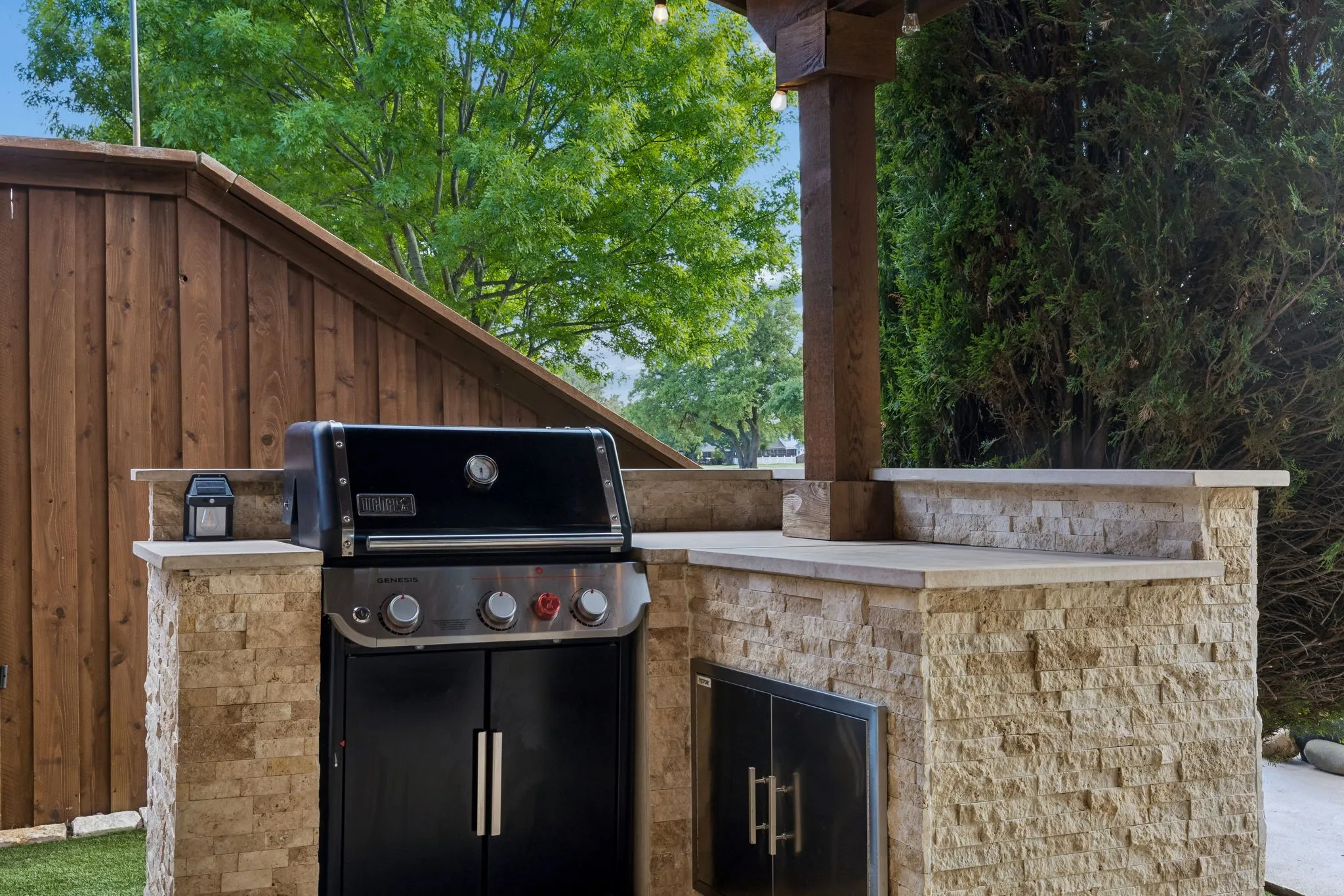 Outdoor kitchen and built-in grill