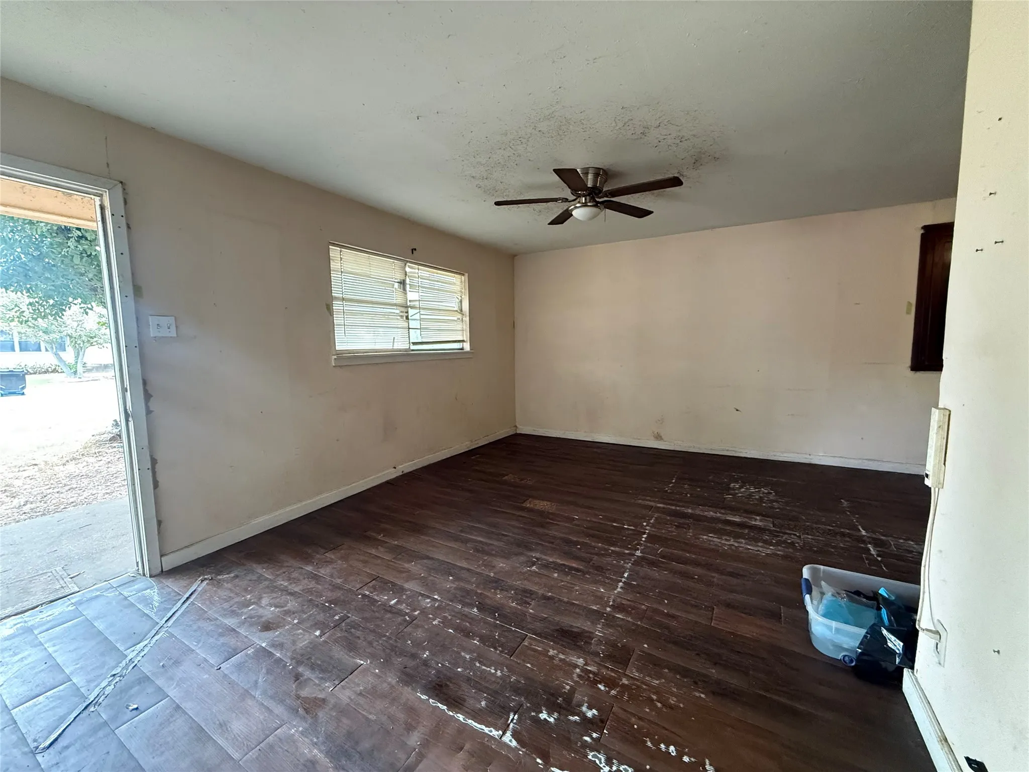 Single Family Residence For Sale in Henderson County , 201 Waikiki Trail, Tool, Texas 75143, 3 Bedroom, 2 Bathroom, 2 Garage spaces, 1,257 Sqft, built in 1990, mls#21377835, Real Estate Agent in Tool, Homes For Sale in Henderson county, Homes For Sale in Tool, Realtor in Tool Texas, Real Estate Brokerage Independent Realty Texas, Luminita Cordes Realtor