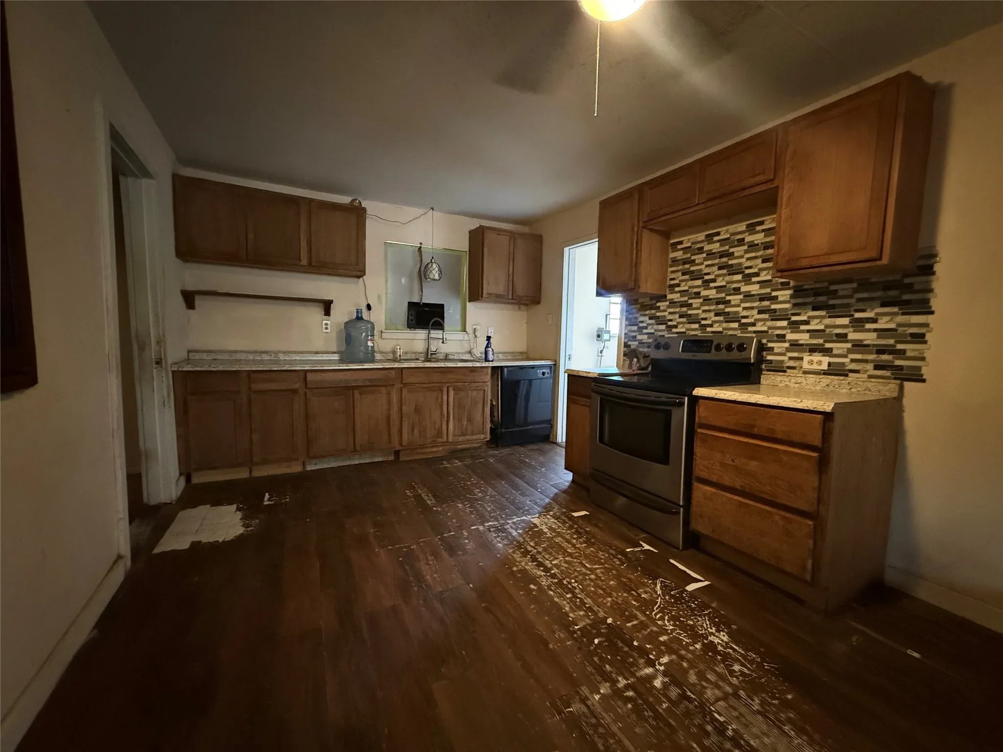 Single Family Residence For Sale in Henderson County , 201 Waikiki Trail, Tool, Texas 75143, 3 Bedroom, 2 Bathroom, 2 Garage spaces, 1,257 Sqft, built in 1990, mls#21377835, Real Estate Agent in Tool, Homes For Sale in Henderson county, Homes For Sale in Tool, Realtor in Tool Texas, Real Estate Brokerage Independent Realty Texas, Luminita Cordes Realtor