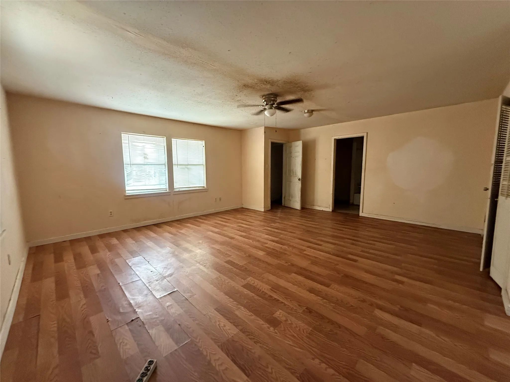 Single Family Residence For Sale in Henderson County , 201 Waikiki Trail, Tool, Texas 75143, 3 Bedroom, 2 Bathroom, 2 Garage spaces, 1,257 Sqft, built in 1990, mls#21377835, Real Estate Agent in Tool, Homes For Sale in Henderson county, Homes For Sale in Tool, Realtor in Tool Texas, Real Estate Brokerage Independent Realty Texas, Luminita Cordes Realtor
