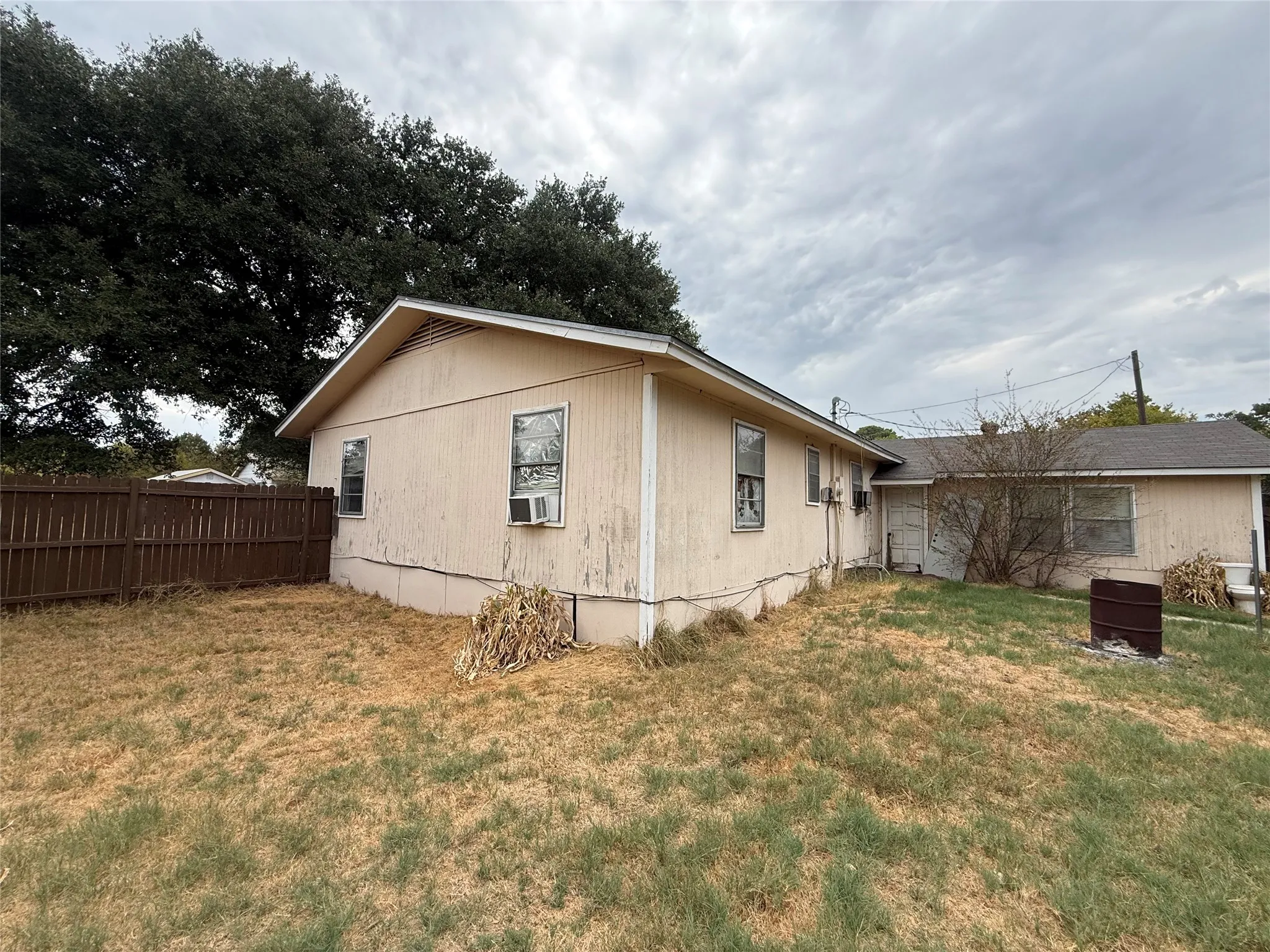 Single Family Residence For Sale in Henderson County , 201 Waikiki Trail, Tool, Texas 75143, 3 Bedroom, 2 Bathroom, 2 Garage spaces, 1,257 Sqft, built in 1990, mls#21377835, Real Estate Agent in Tool, Homes For Sale in Henderson county, Homes For Sale in Tool, Realtor in Tool Texas, Real Estate Brokerage Independent Realty Texas, Luminita Cordes Realtor
