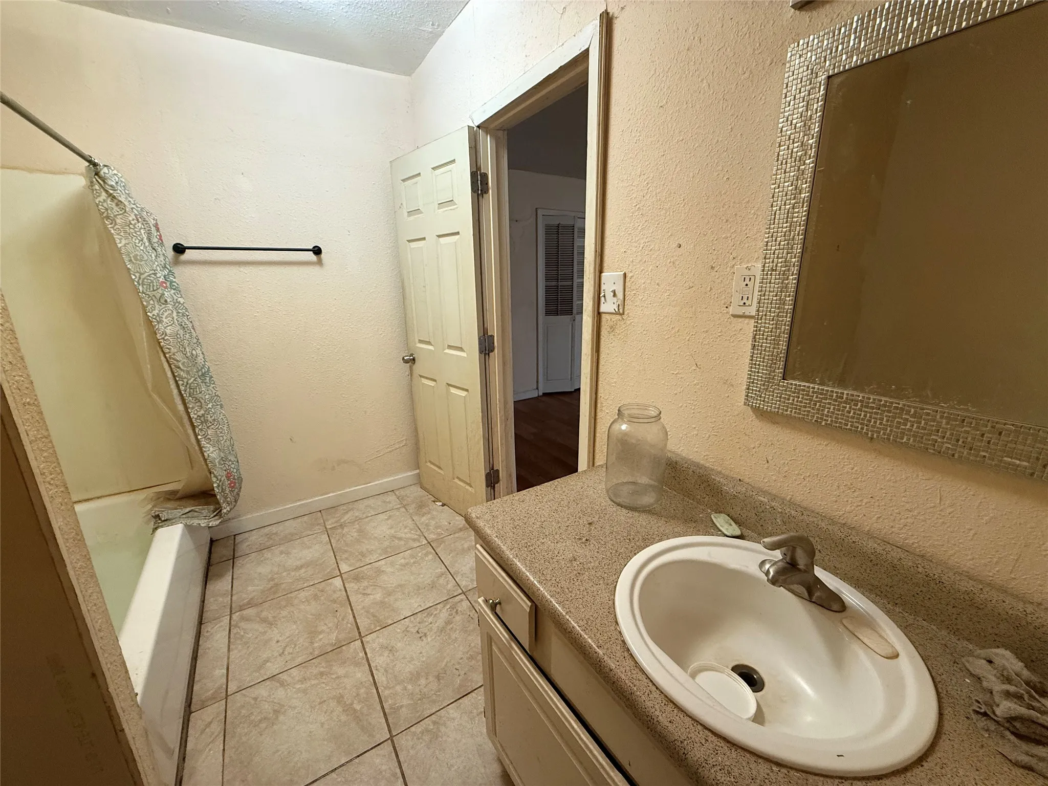 Single Family Residence For Sale in Henderson County , 201 Waikiki Trail, Tool, Texas 75143, 3 Bedroom, 2 Bathroom, 2 Garage spaces, 1,257 Sqft, built in 1990, mls#21377835, Real Estate Agent in Tool, Homes For Sale in Henderson county, Homes For Sale in Tool, Realtor in Tool Texas, Real Estate Brokerage Independent Realty Texas, Luminita Cordes Realtor