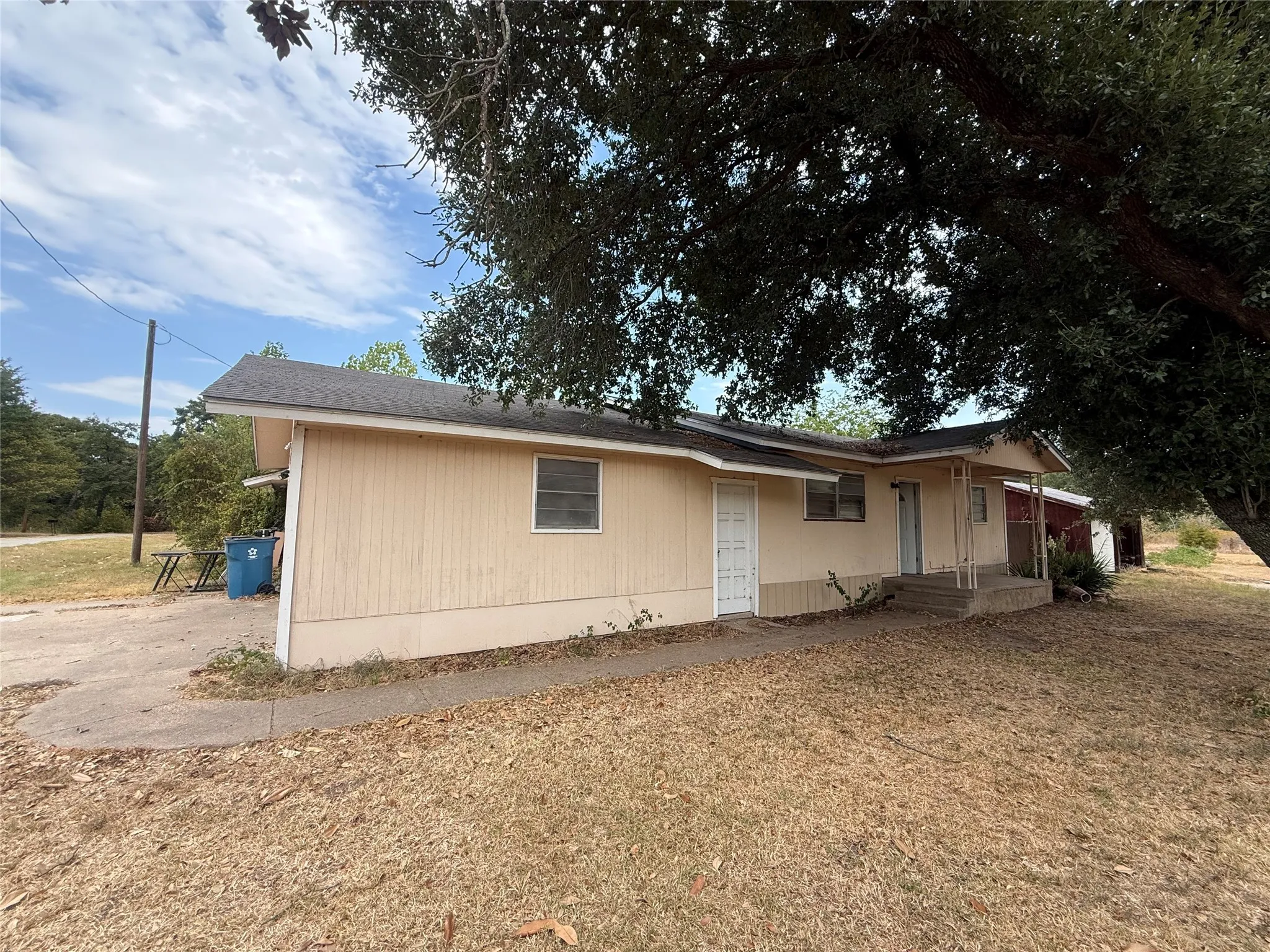 Single Family Residence For Sale in Henderson County , 201 Waikiki Trail, Tool, Texas 75143, 3 Bedroom, 2 Bathroom, 2 Garage spaces, 1,257 Sqft, built in 1990, mls#21377835, Real Estate Agent in Tool, Homes For Sale in Henderson county, Homes For Sale in Tool, Realtor in Tool Texas, Real Estate Brokerage Independent Realty Texas, Luminita Cordes Realtor