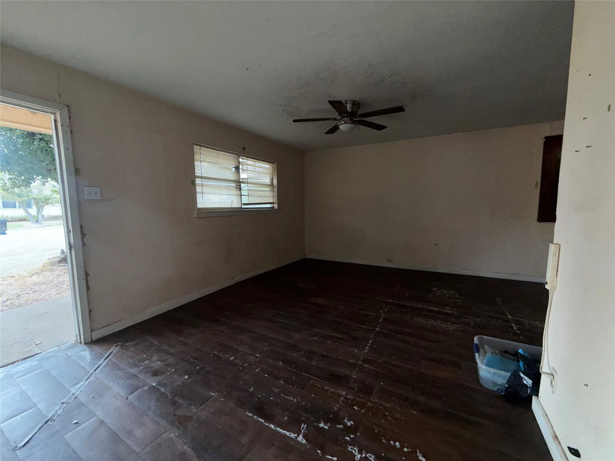 Single Family Residence For Sale in Henderson County , 201 Waikiki Trail, Tool, Texas 75143, 3 Bedroom, 2 Bathroom, 2 Garage spaces, 1,257 Sqft, built in 1990, mls#21377835, Real Estate Agent in Tool, Homes For Sale in Henderson county, Homes For Sale in Tool, Realtor in Tool Texas, Real Estate Brokerage Independent Realty Texas, Luminita Cordes Realtor