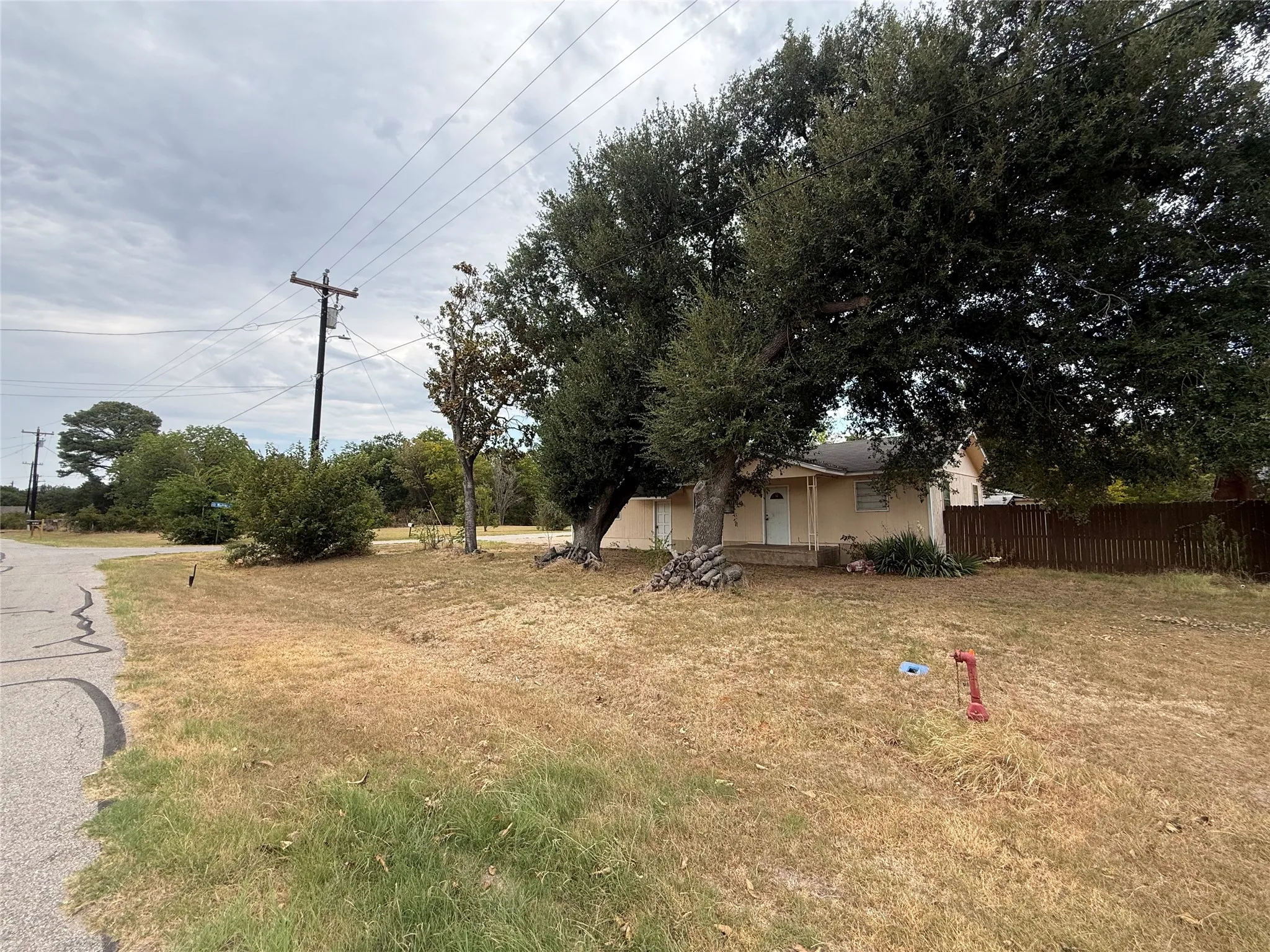 Single Family Residence For Sale in Henderson County , 201 Waikiki Trail, Tool, Texas 75143, 3 Bedroom, 2 Bathroom, 2 Garage spaces, 1,257 Sqft, built in 1990, mls#21377835, Real Estate Agent in Tool, Homes For Sale in Henderson county, Homes For Sale in Tool, Realtor in Tool Texas, Real Estate Brokerage Independent Realty Texas, Luminita Cordes Realtor
